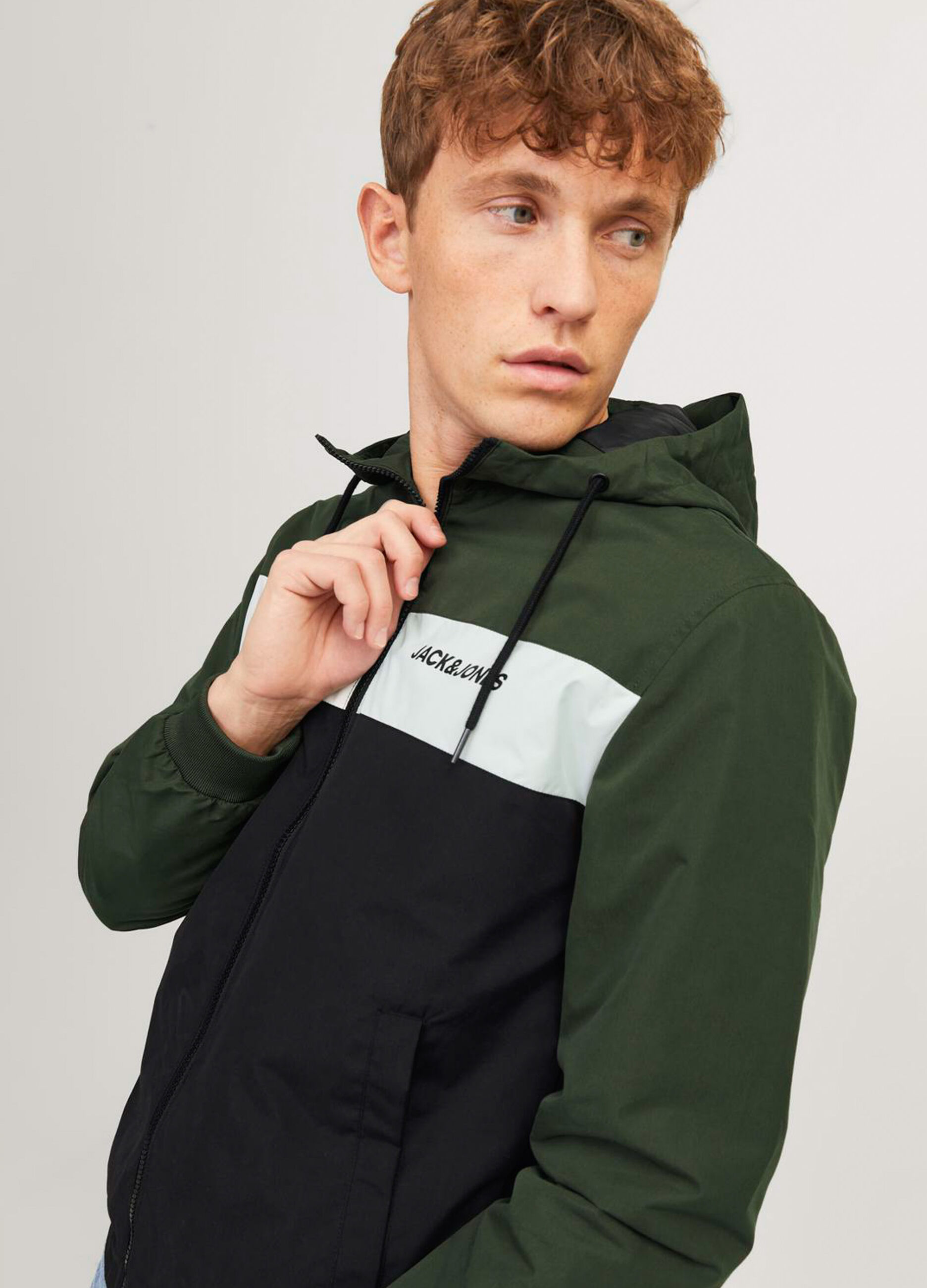 Giacca a vento con cappuccio color-block uomo