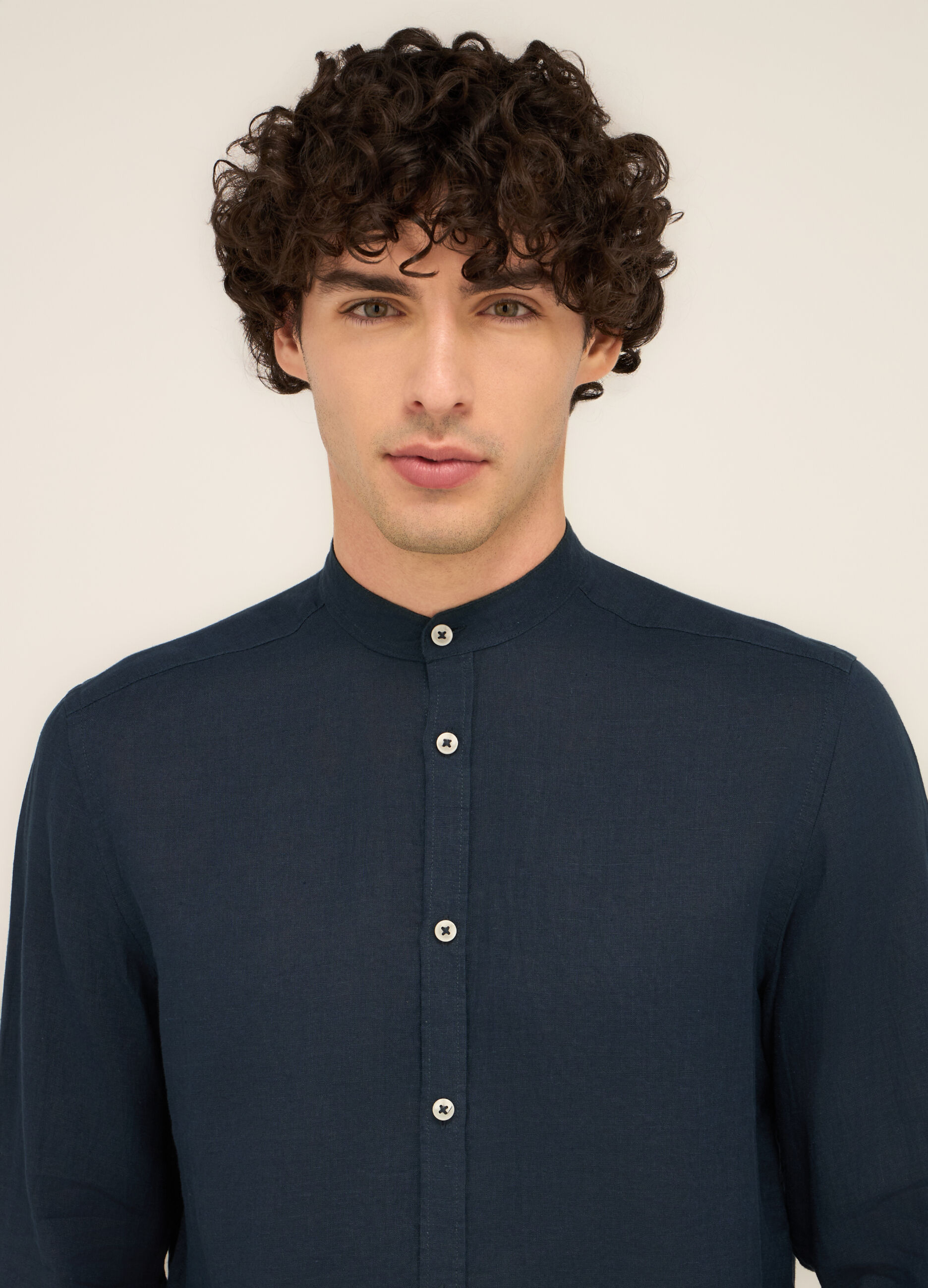 Camicia colletto coreano in puro lino uomo_2