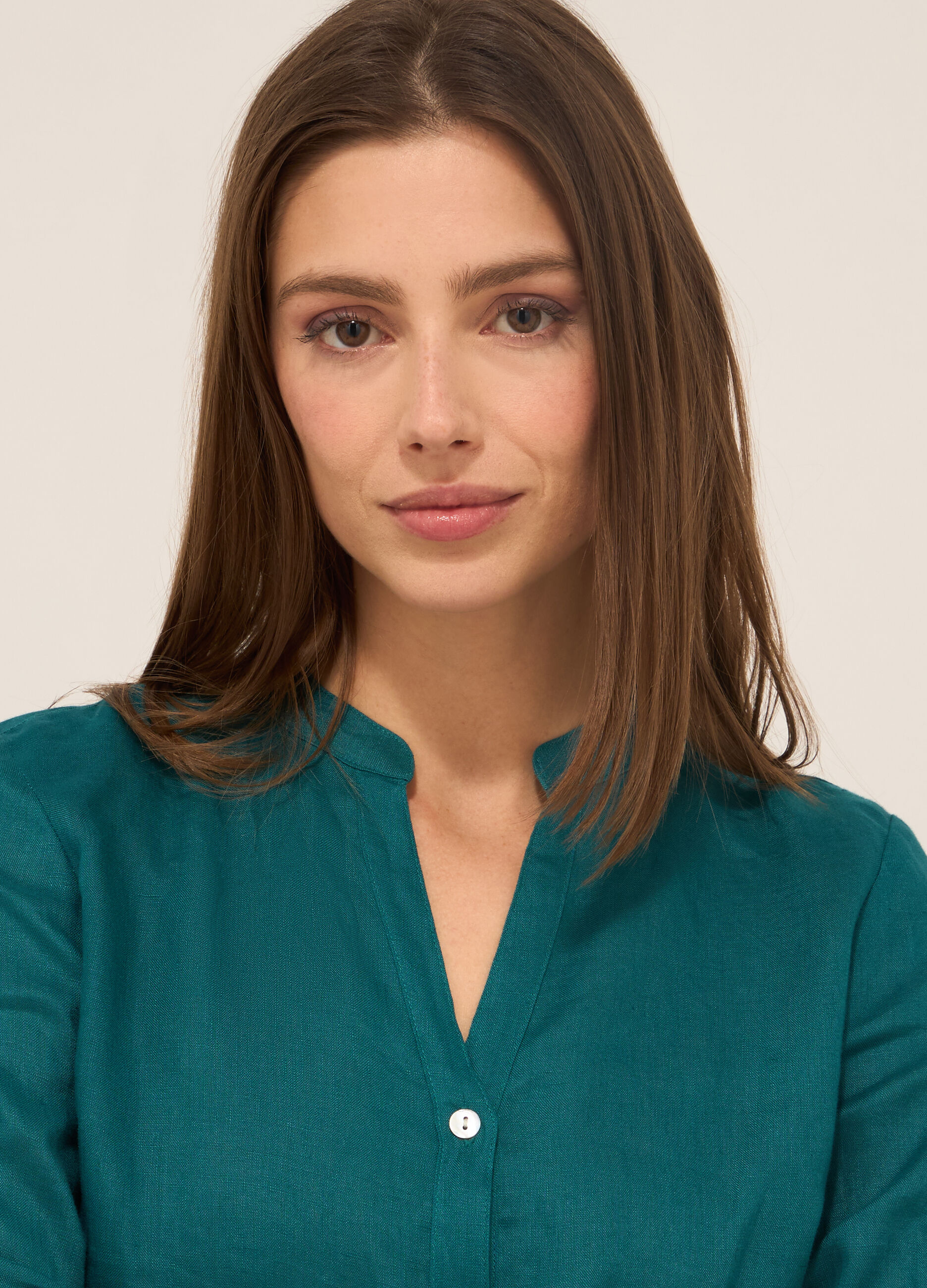 Camicia in puro lino con scollo a V donna_2