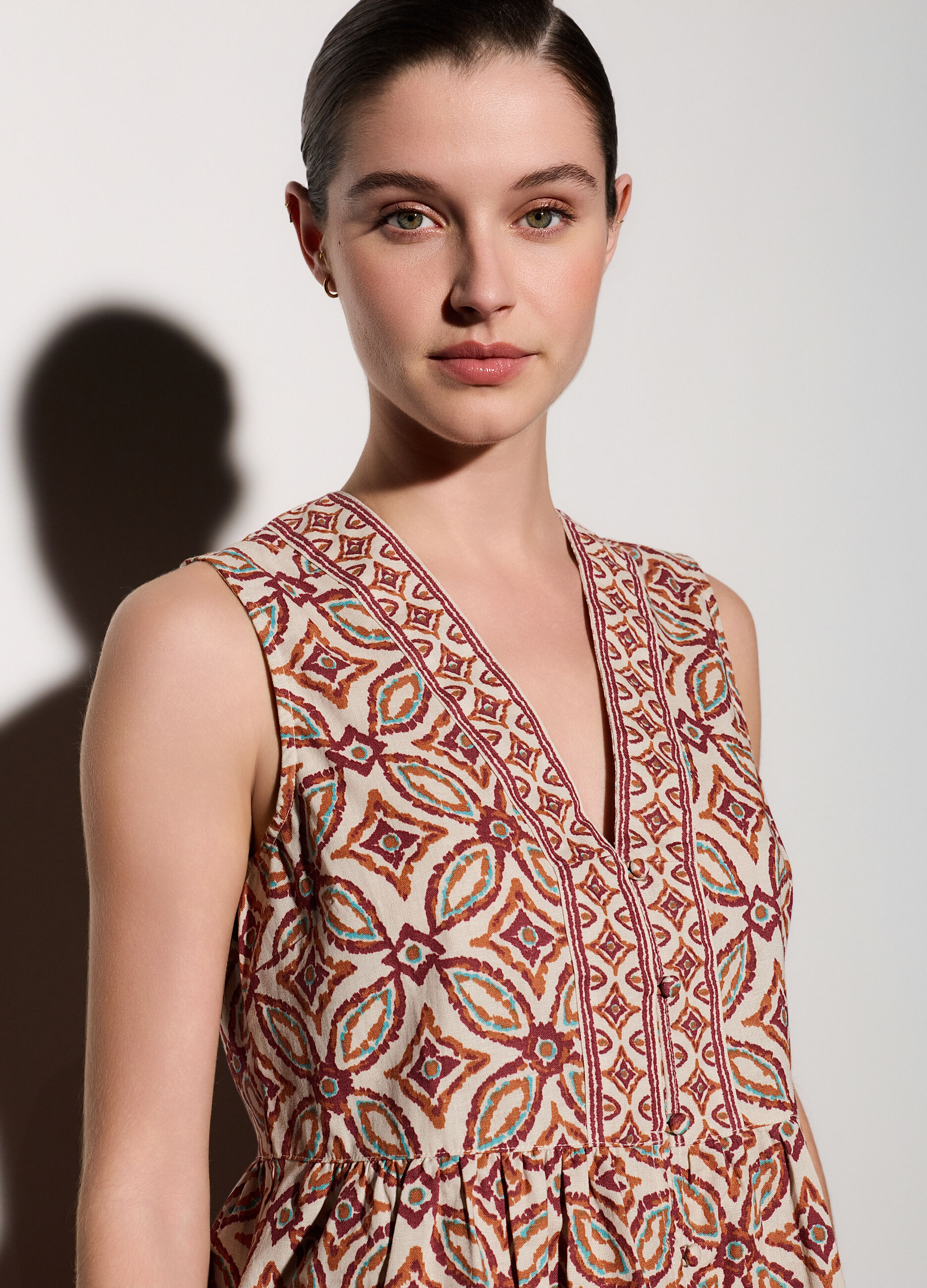 Top con scollo a V misto lino donna_3