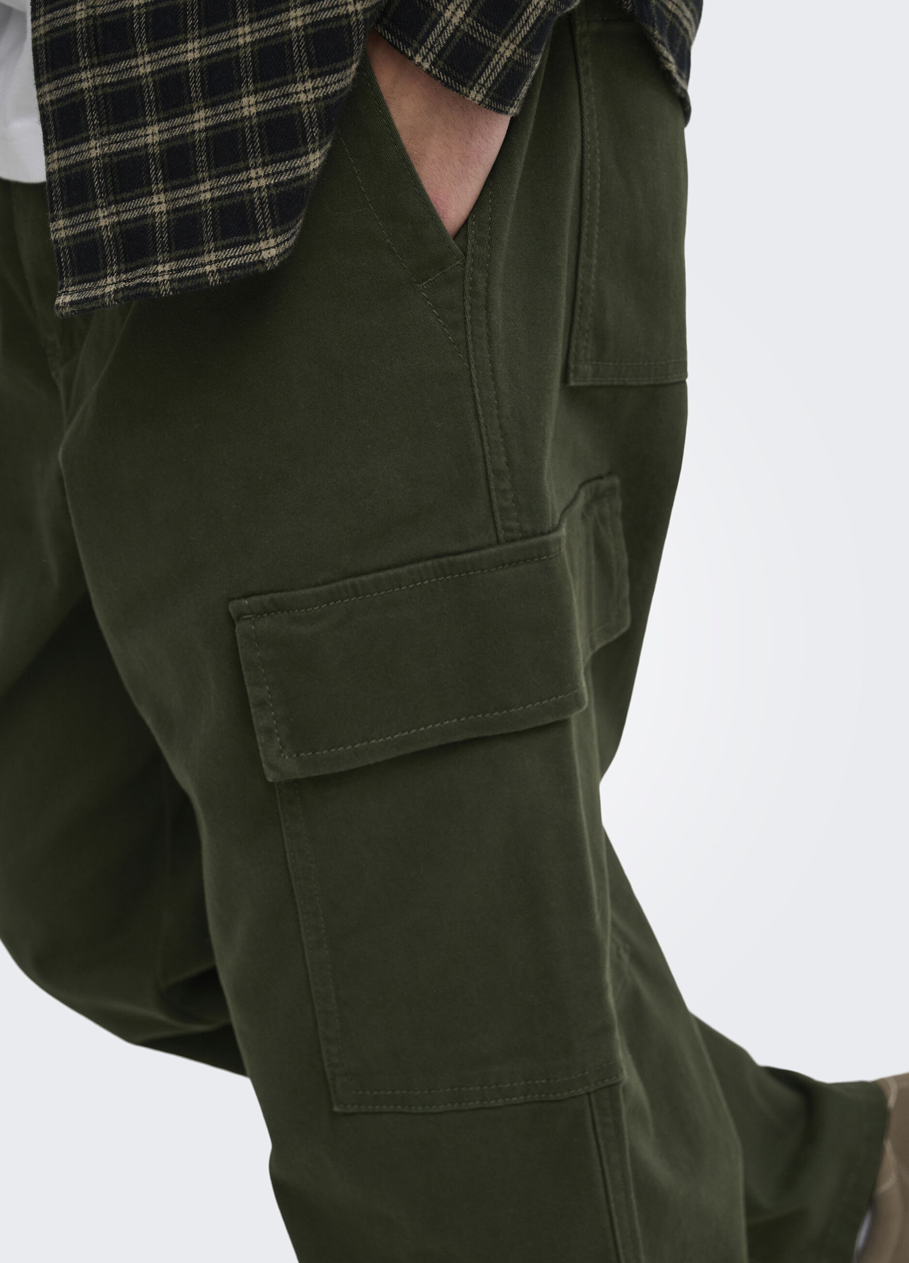 Pantaloni cargo con elastico in vita uomo_3