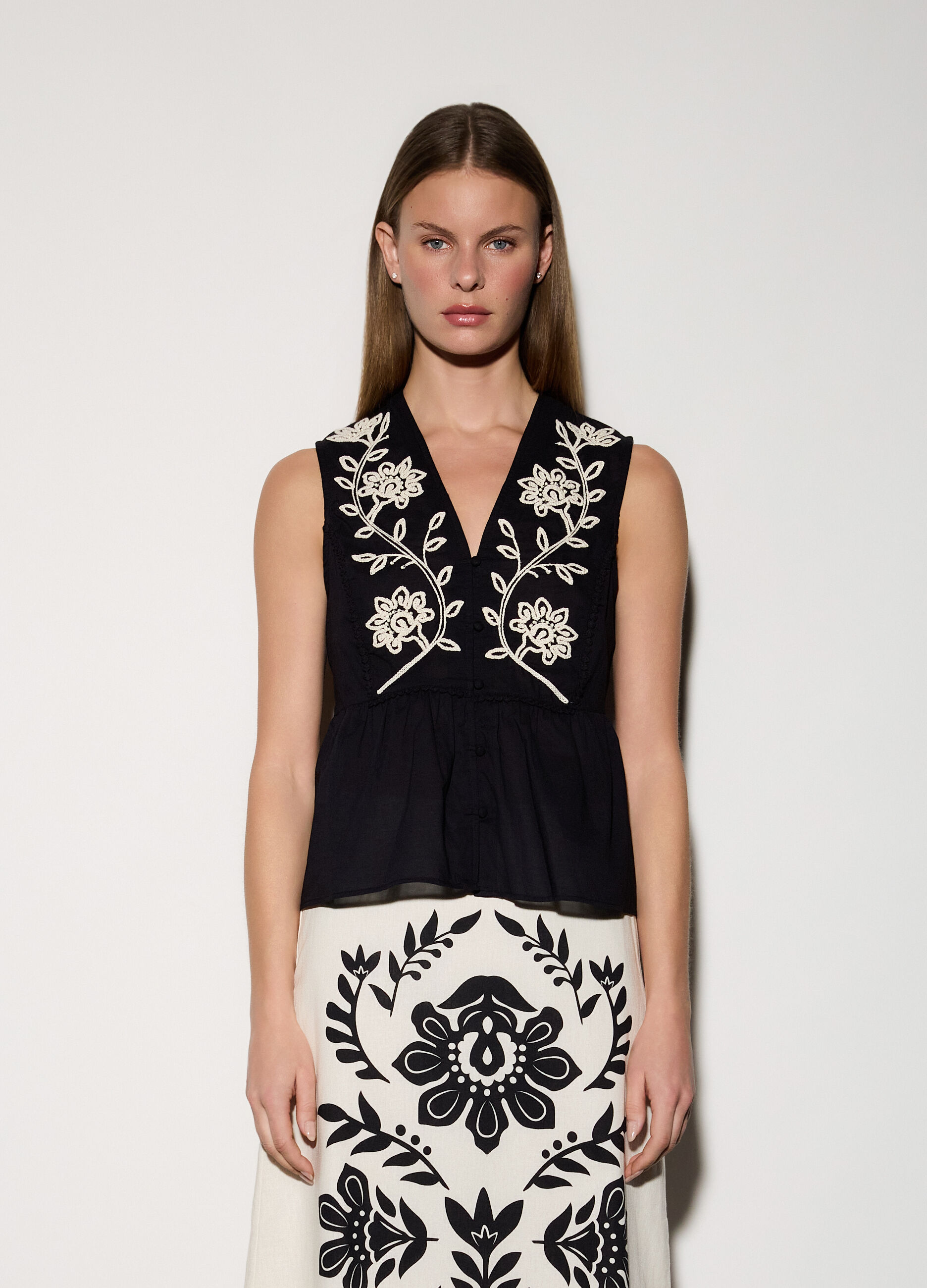 Camicia smanicata con ricami donna_1
