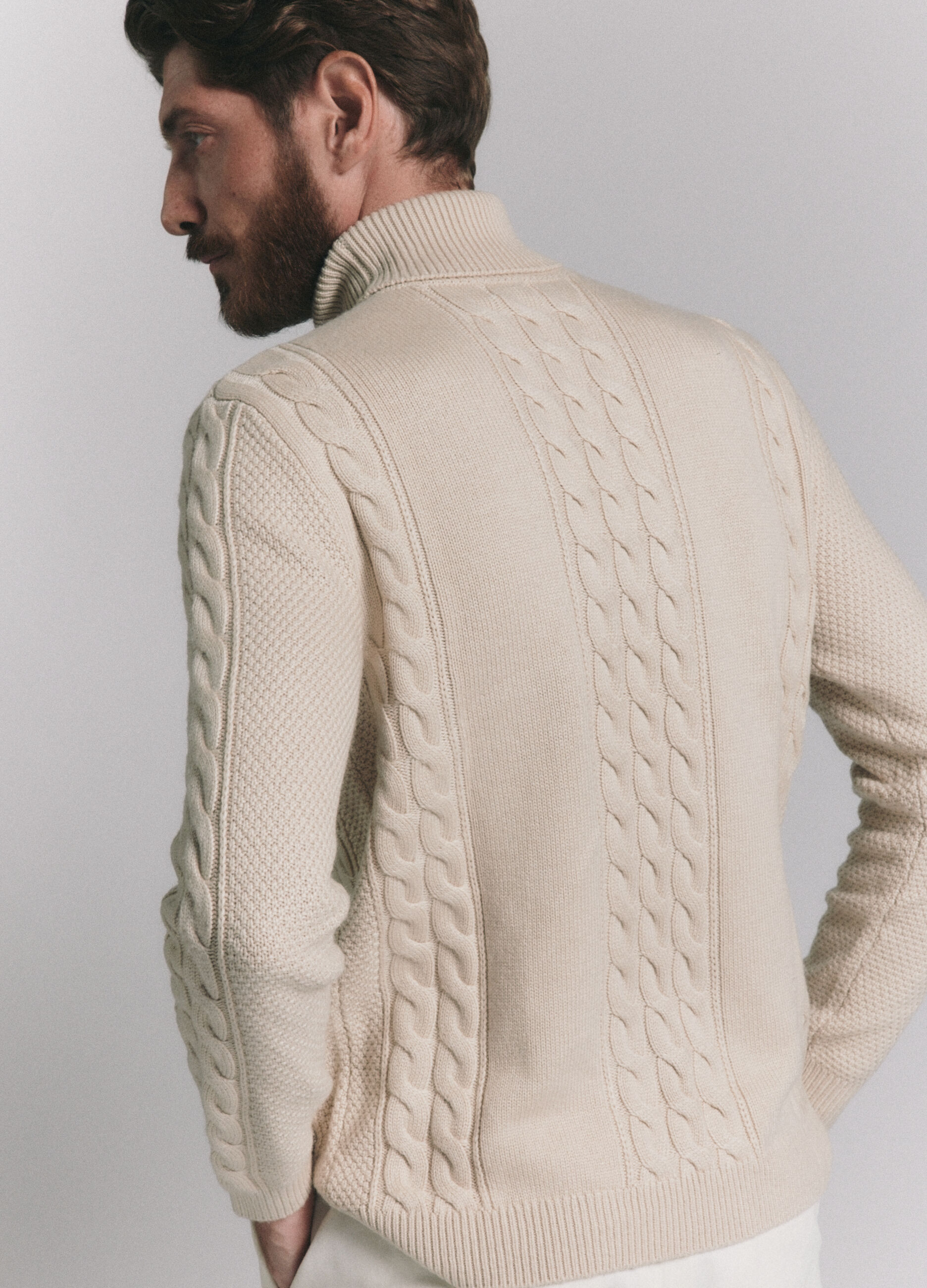 Maglione collo alto a trecce uomo_2