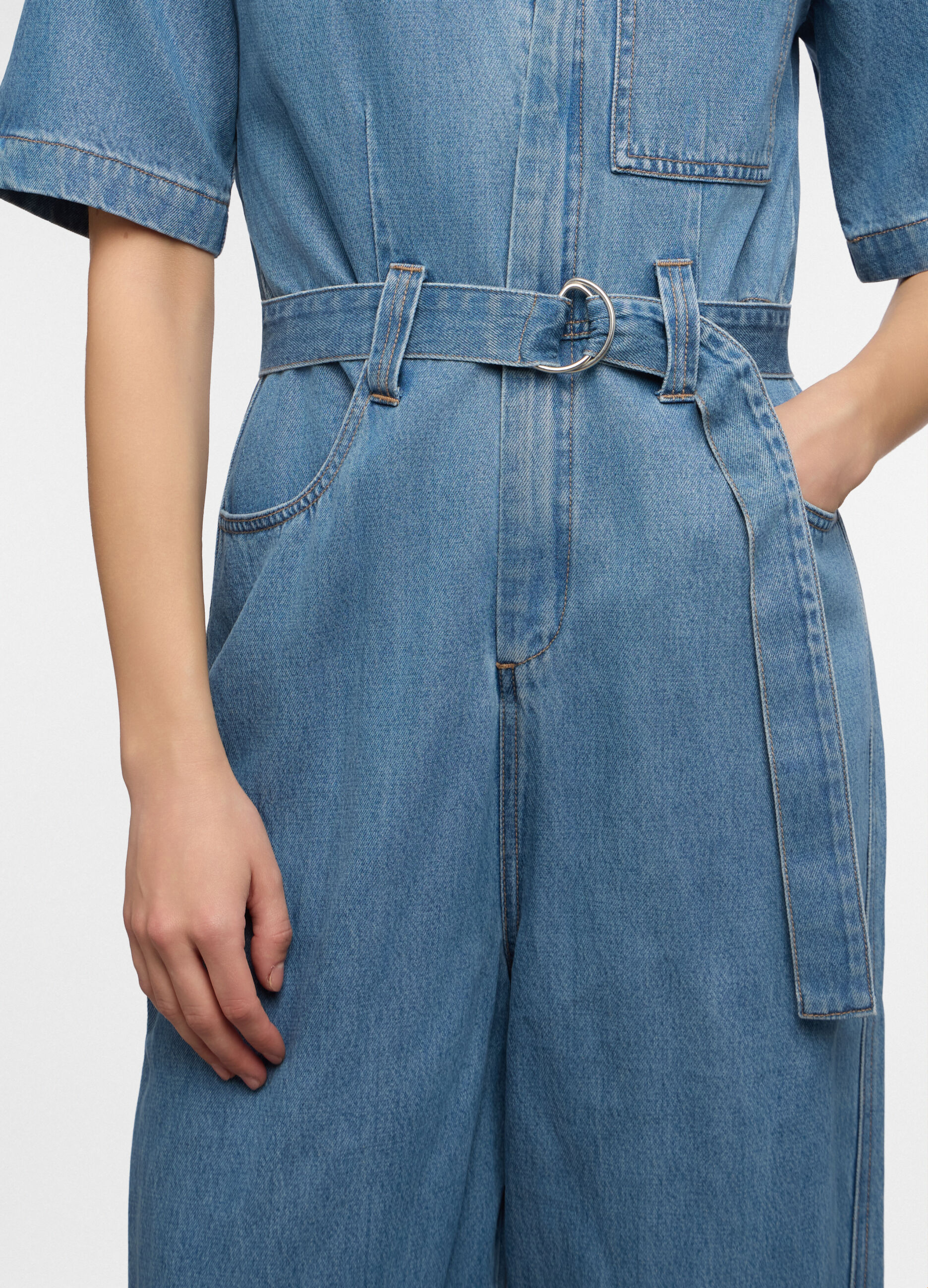 Tuta in denim con maniche corte e cintura donna_3