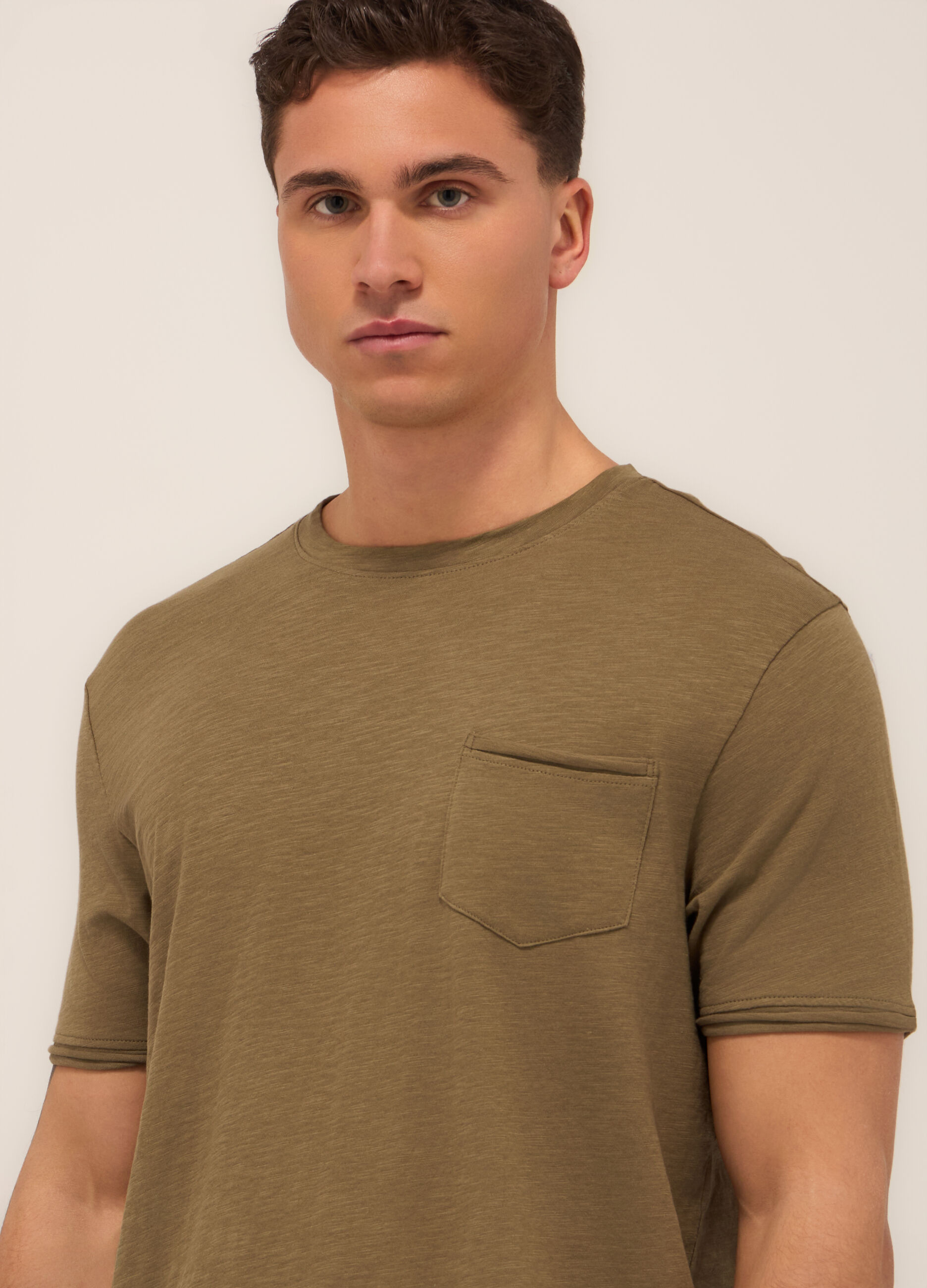 T-shirt girocollo con taschino uomo_2