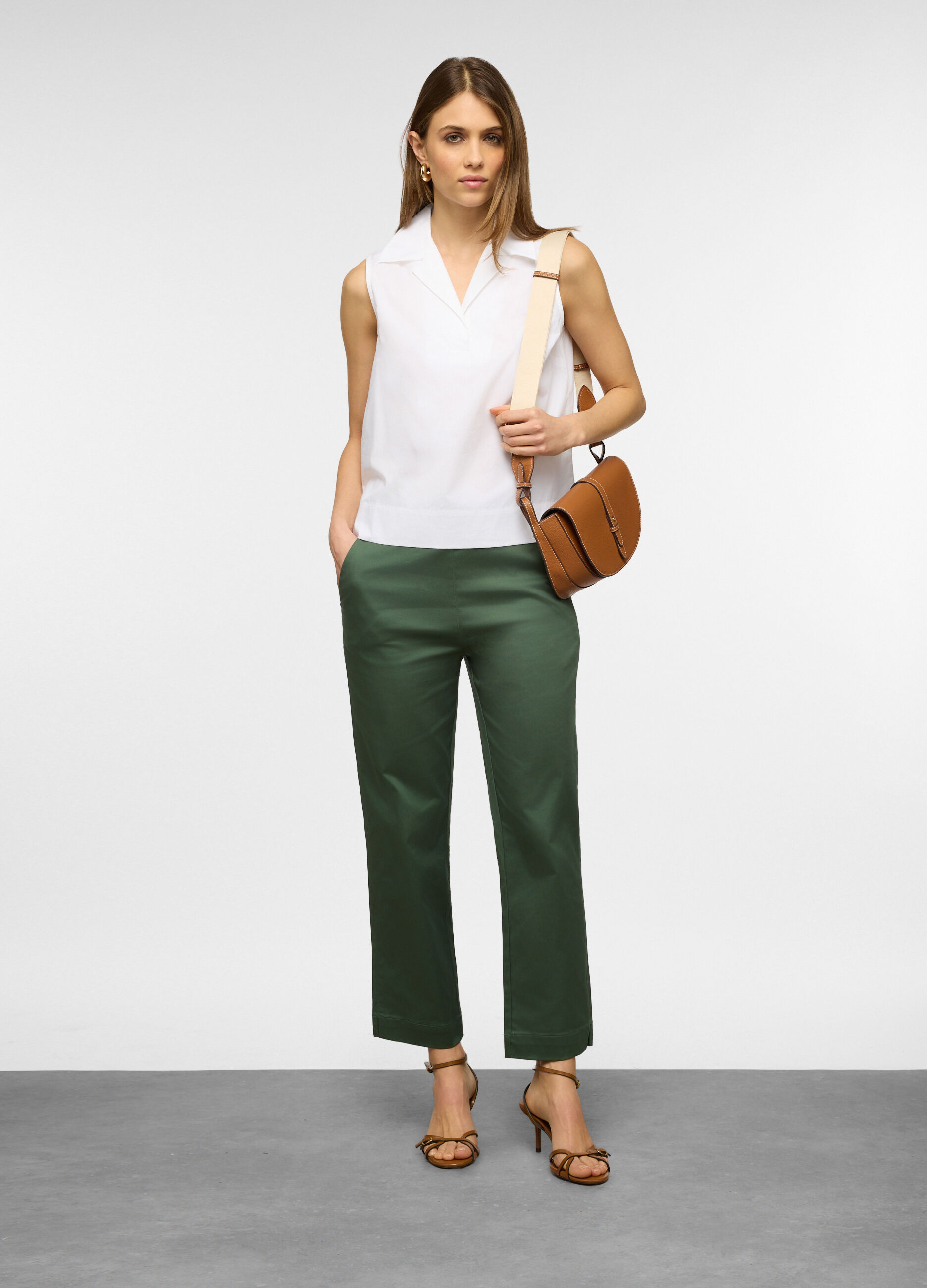 Top smanicato fit wide con scollo a V e colletto in puro cotone donna_0
