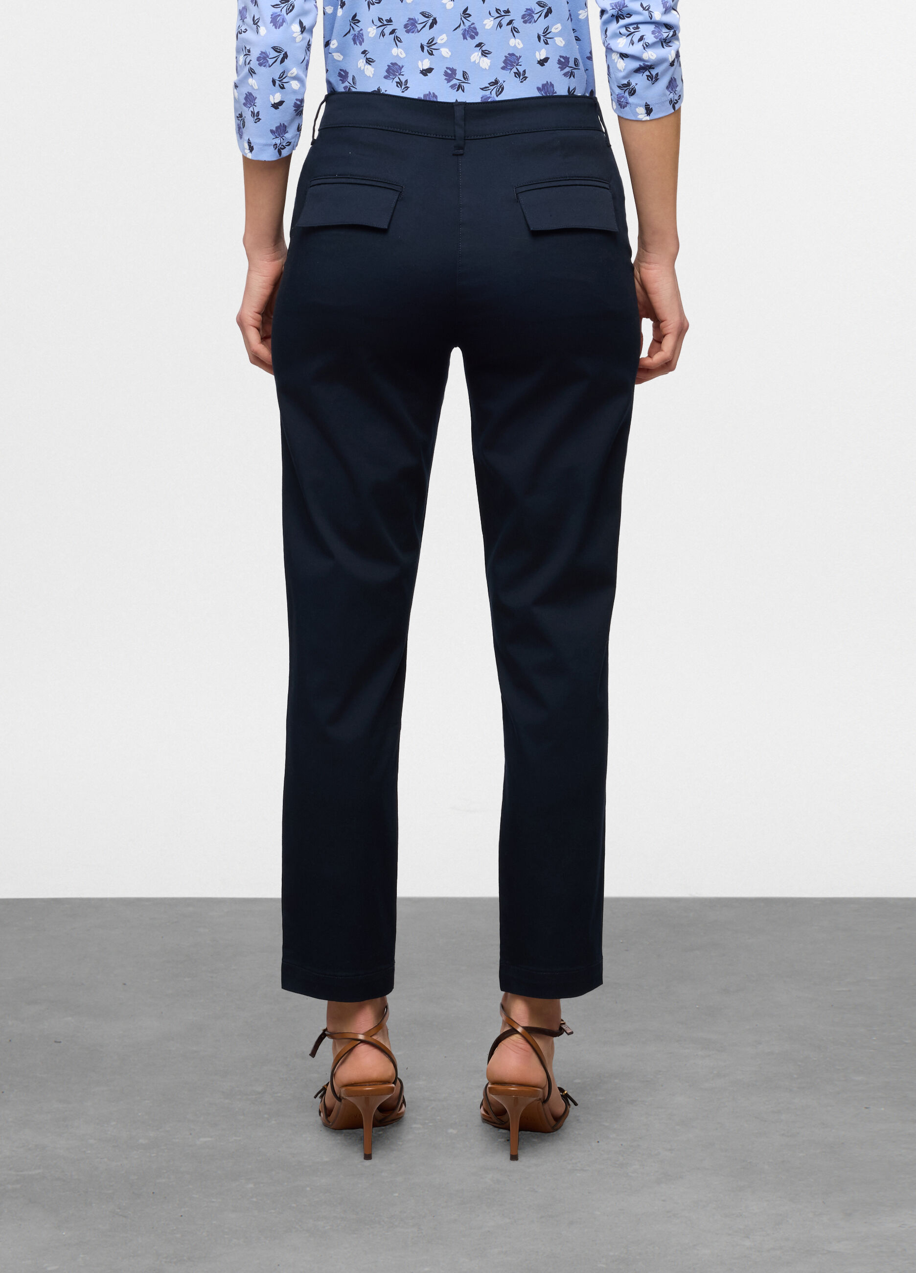 Pantaloni fit regular in twill di cotone stretch donna_1