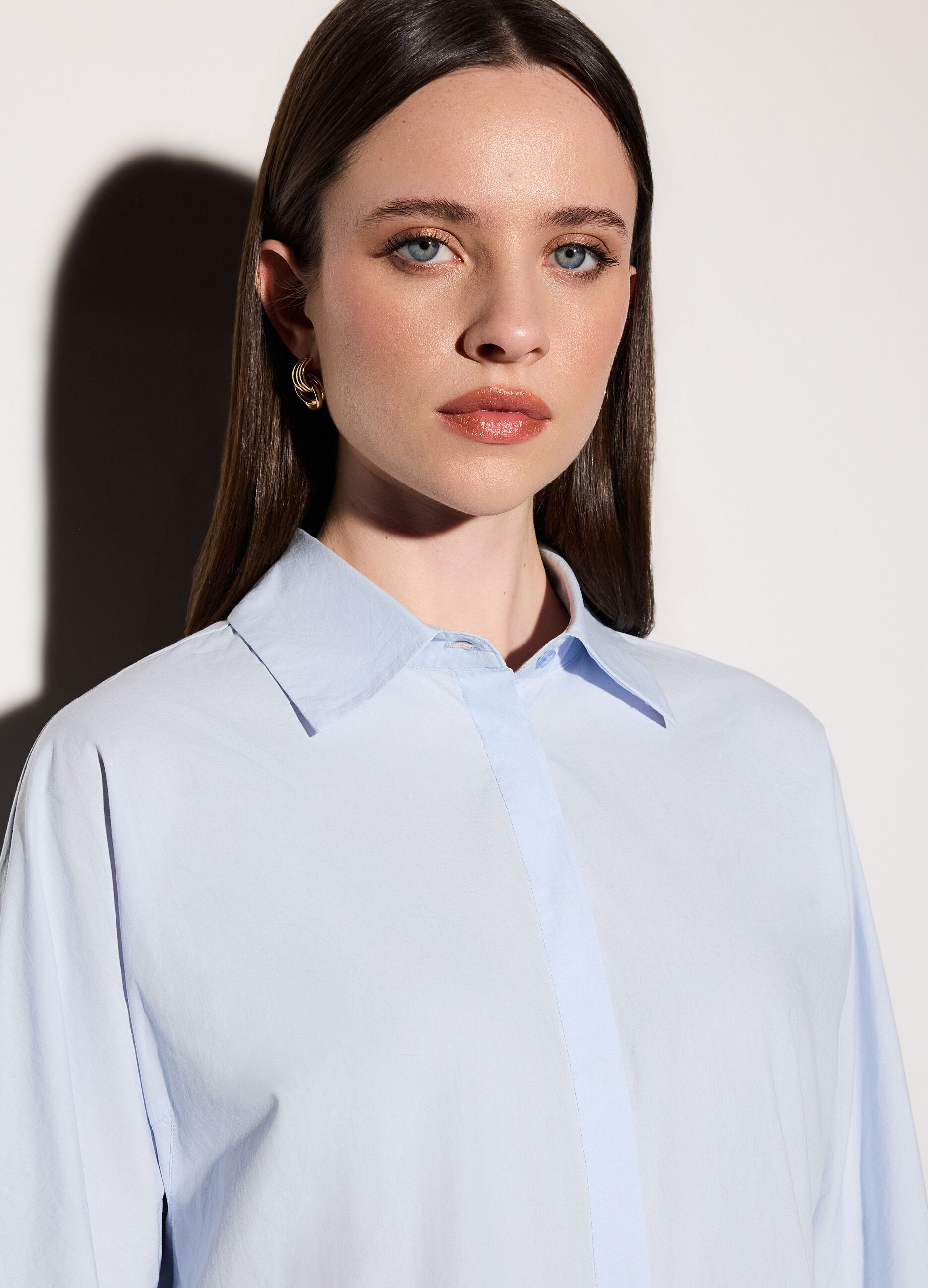 Camicia over fit con collo alla francese in popeline donna_3