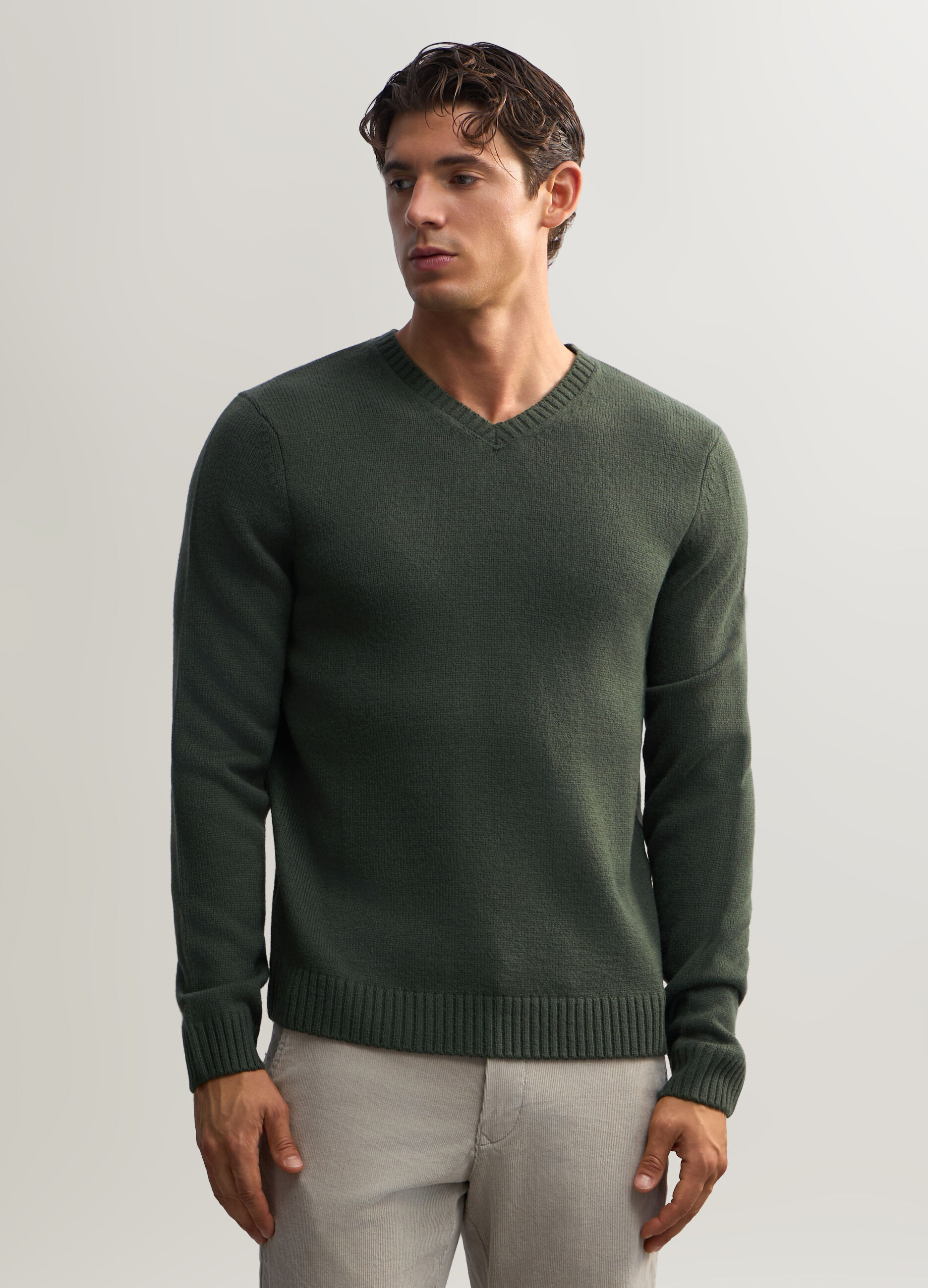 Maglione scollo a V in maglia rasata uomo_0