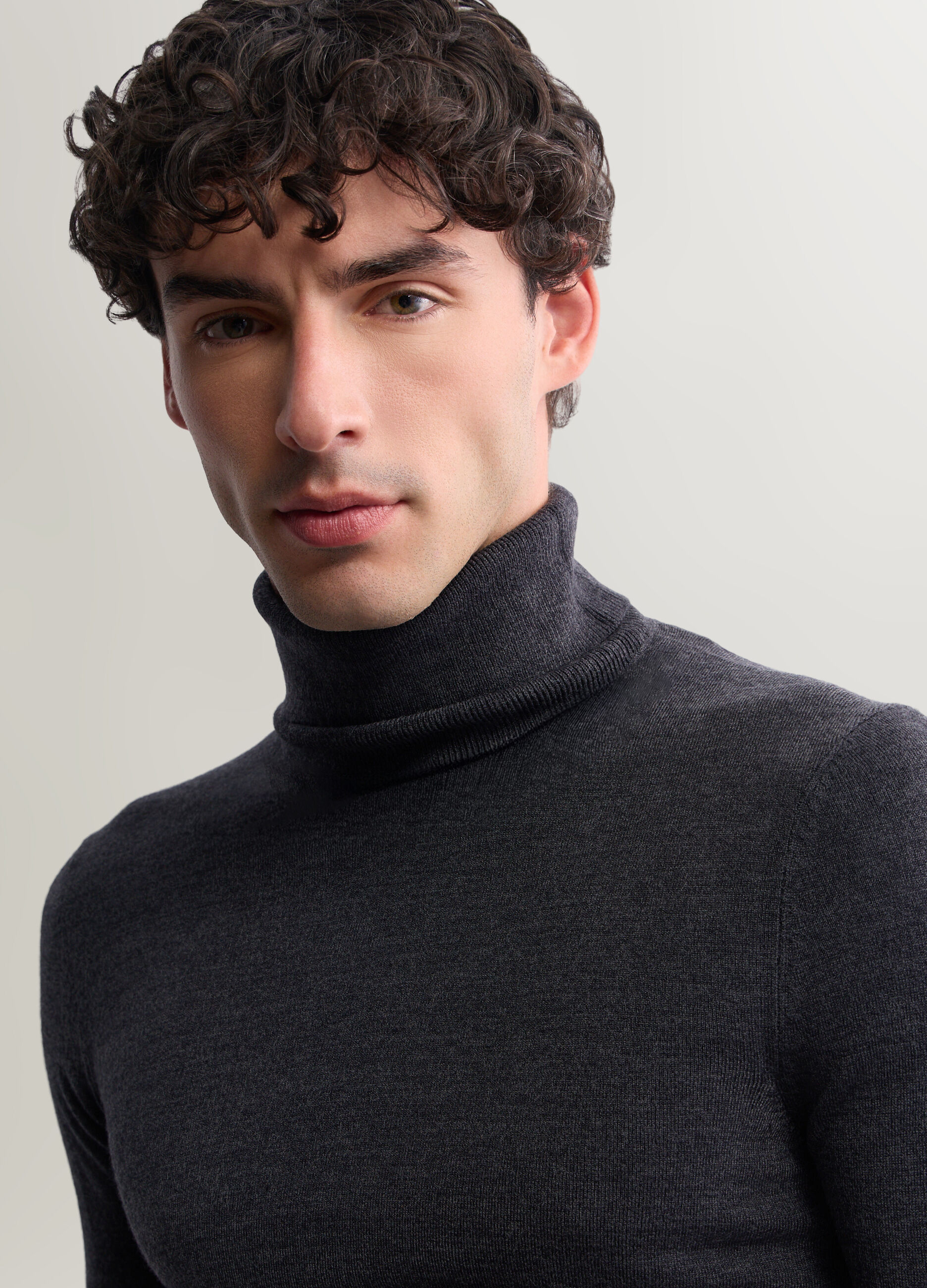 Maglione dolcevita in maglia rasata uomo_2