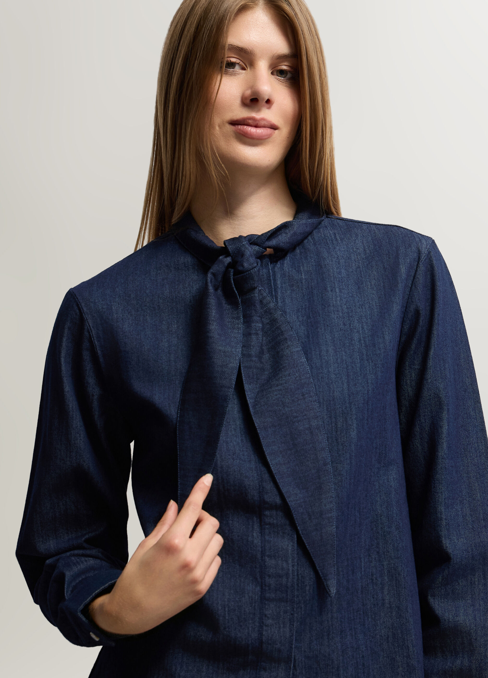 Camicia Fit Regular girocollo con fiocco in denim di puro cotone donna_2