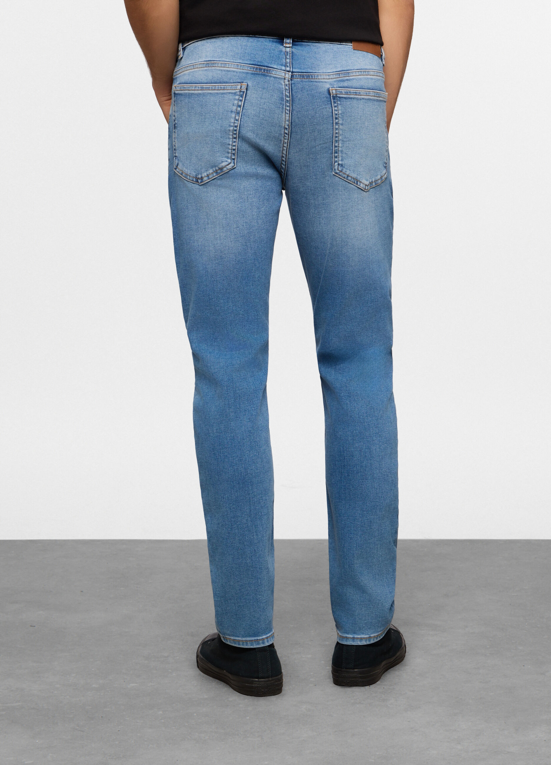 Jeans slim fit in denim stretch lavato uomo_1