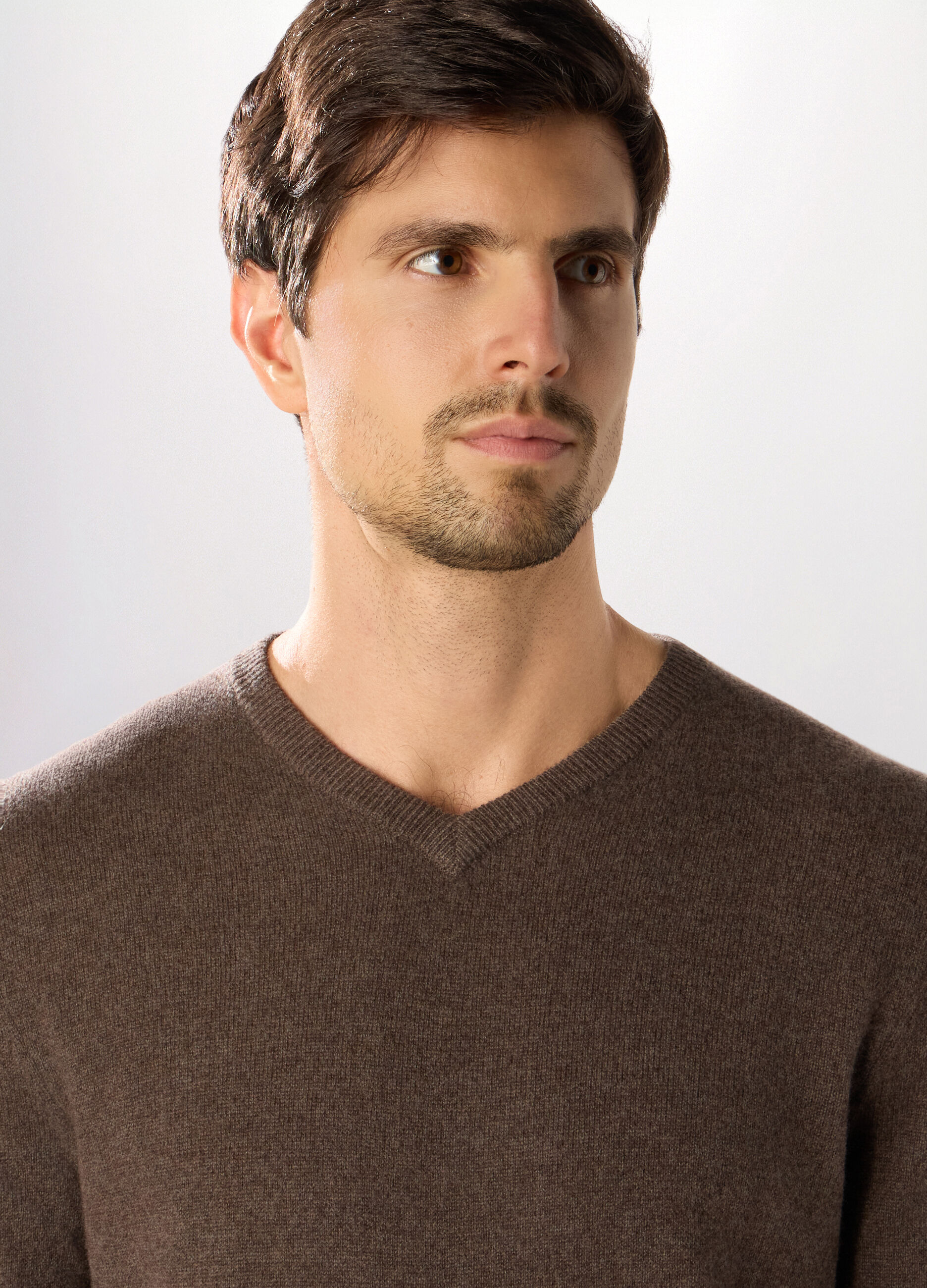 Maglione collo a V in cashmere uomo_2