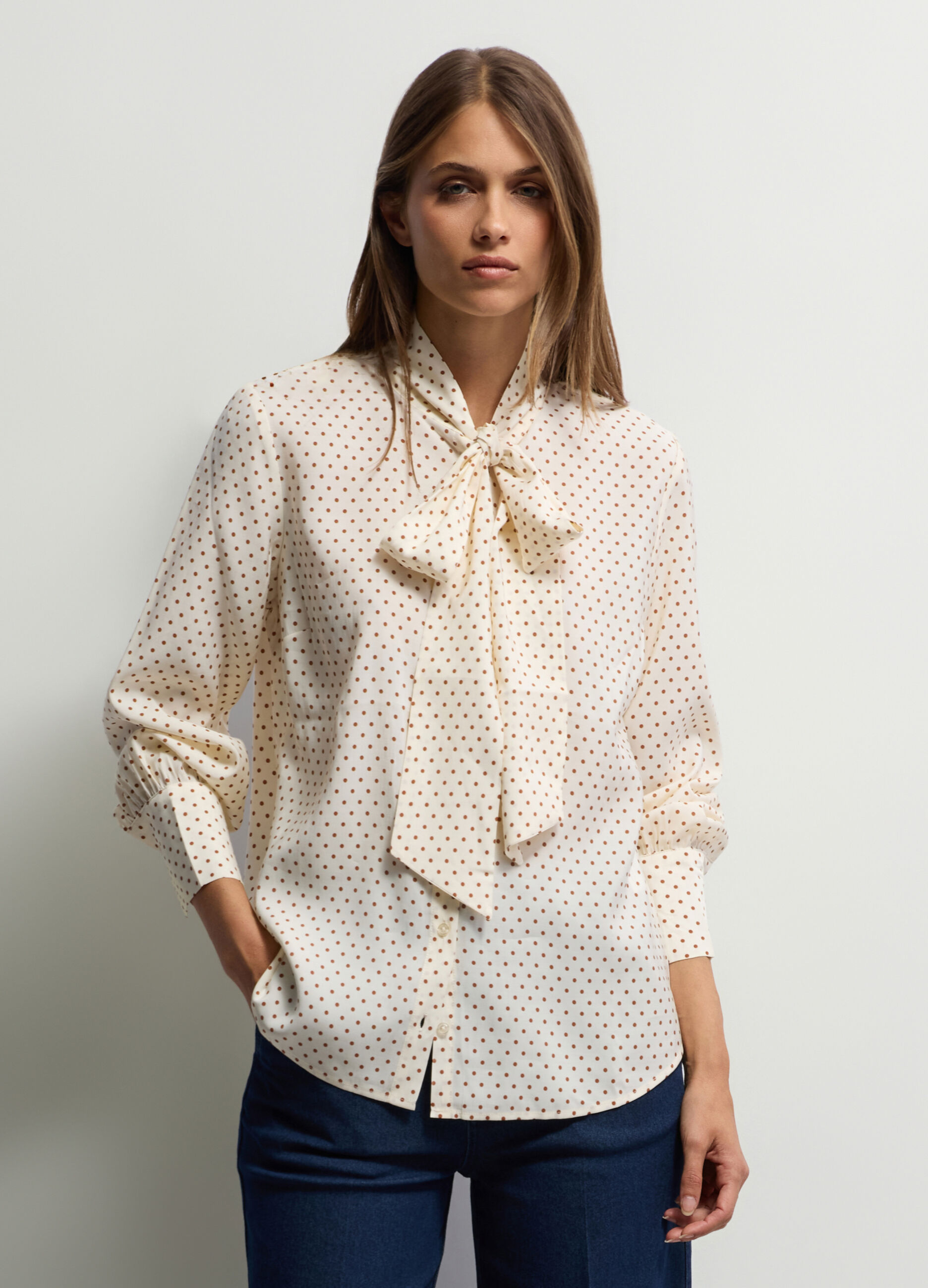 Camicia Fit Regular scollo con fiocco donna_0