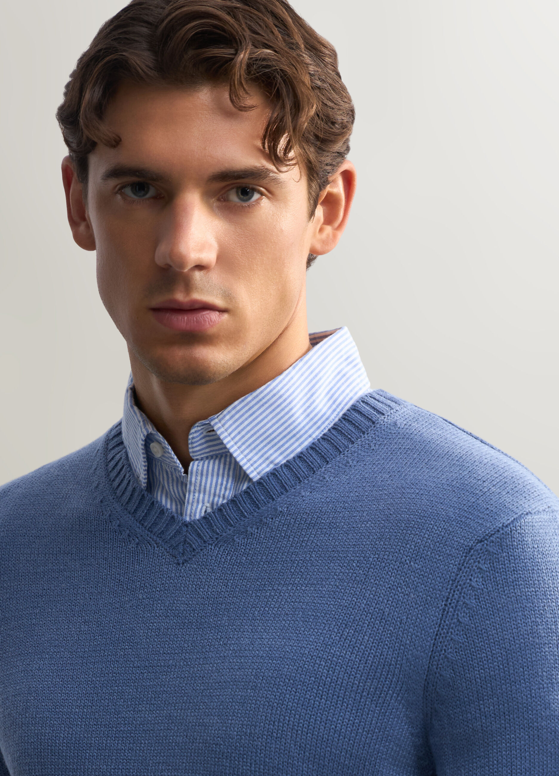Maglione scollo a V in maglia rasata uomo_2