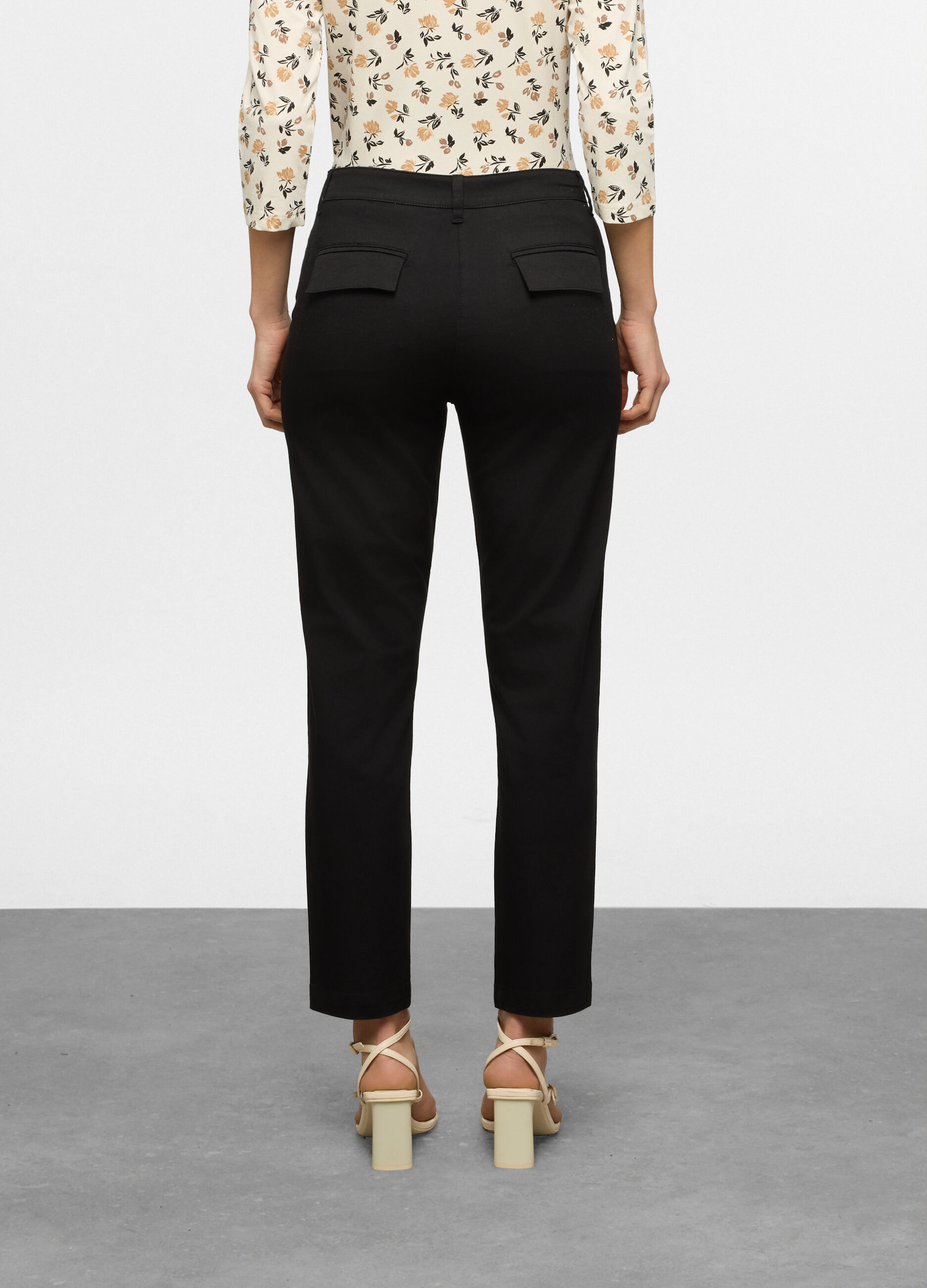 Pantaloni fit regular in twill di cotone stretch donna_1