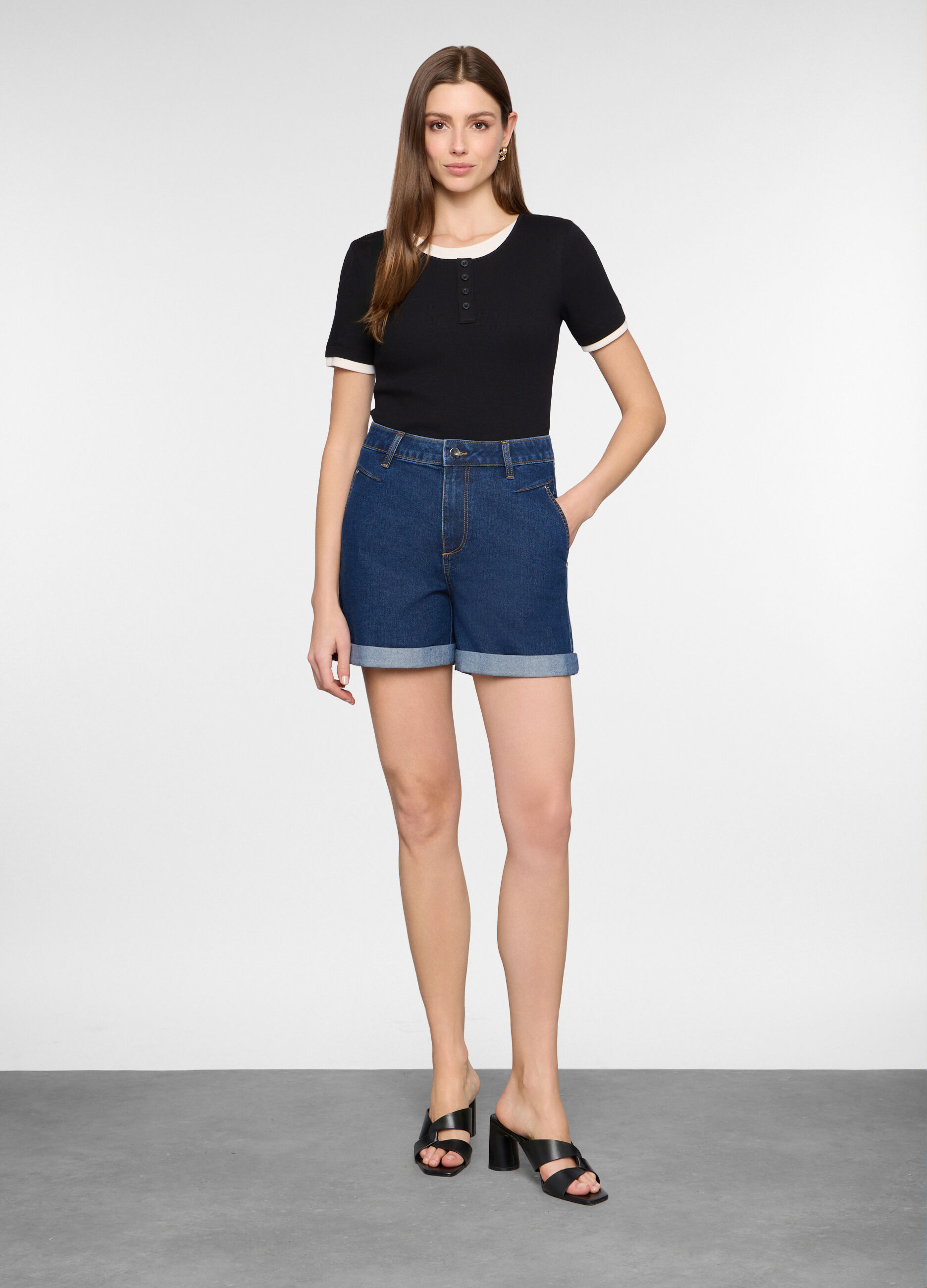 Short fit Straight con fondo risvoltato in cotone stretch donna_0