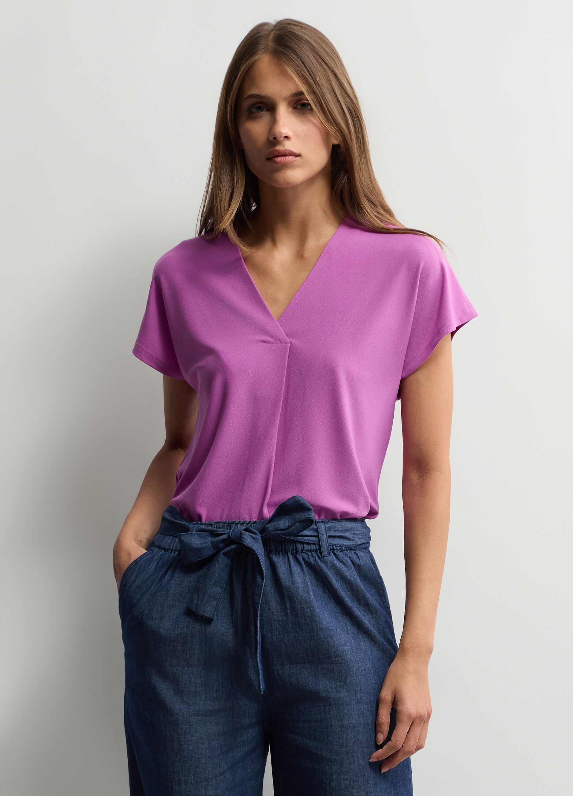 T-shirt con scollo a V stretch donna_0
