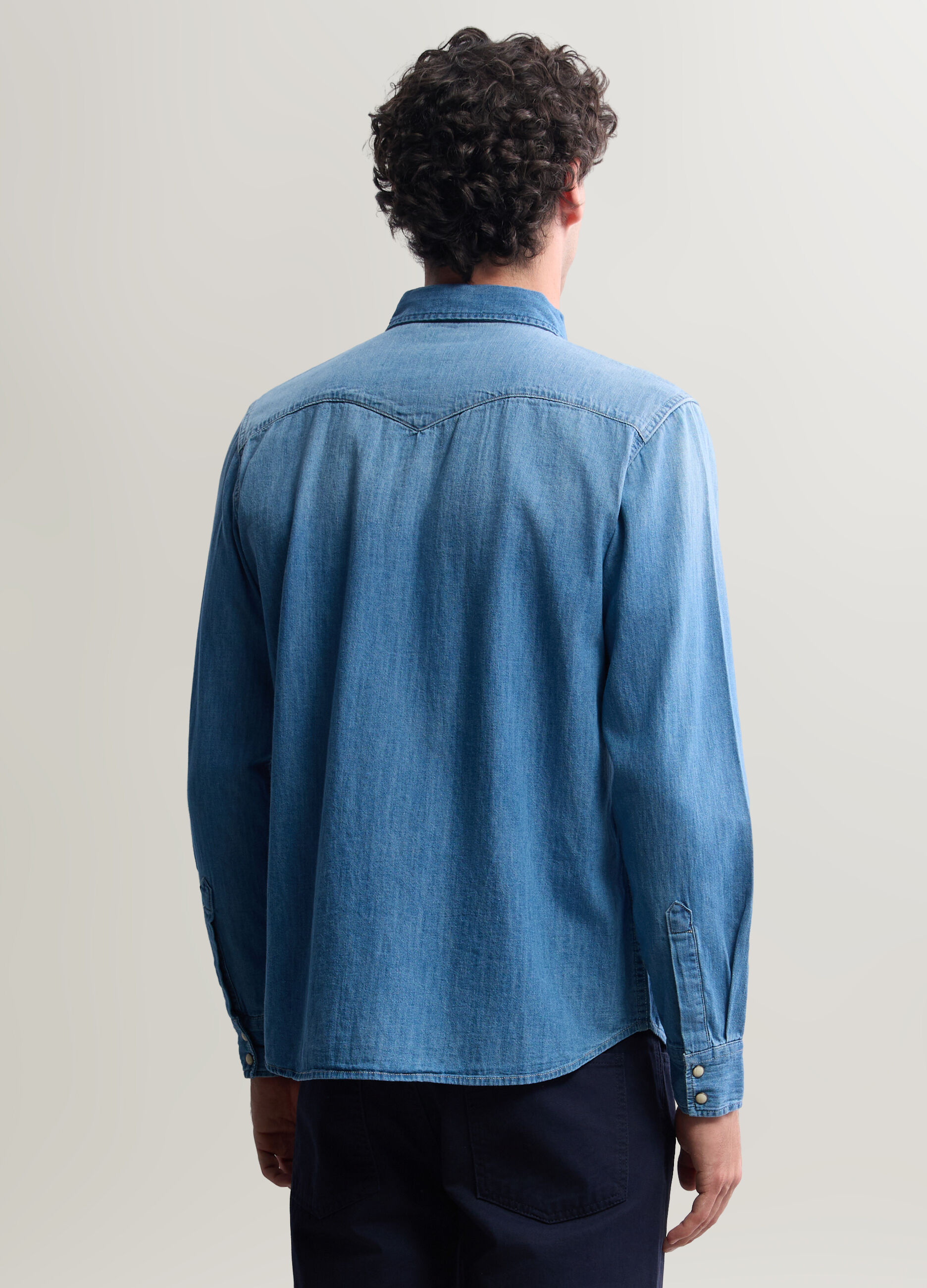 Camicia di jeans con spallone e taschini uomo_1