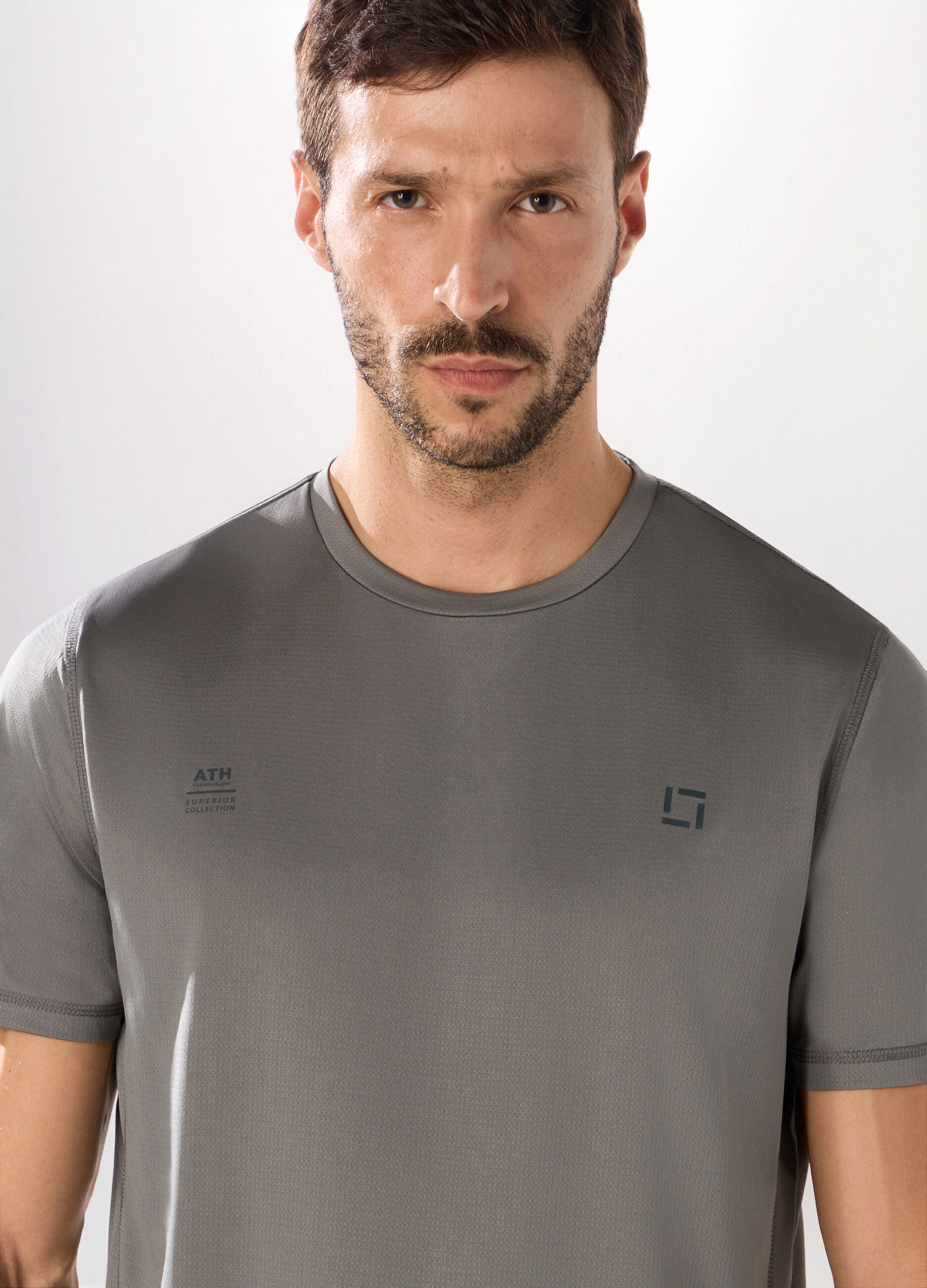 T-shirt sportiva con logo uomo_2