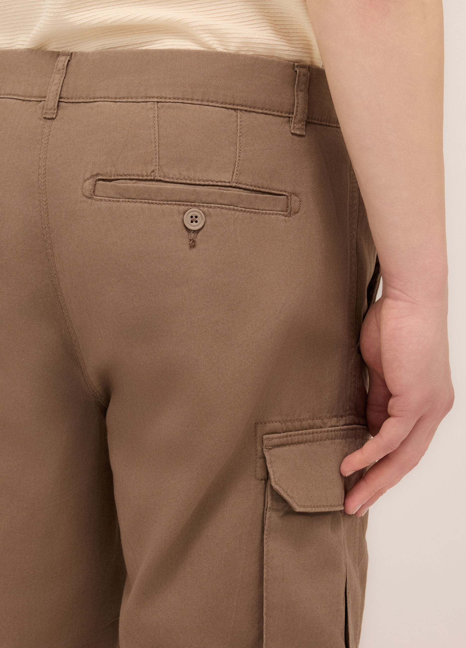Bermuda cargo in twill di cotone uomo_2