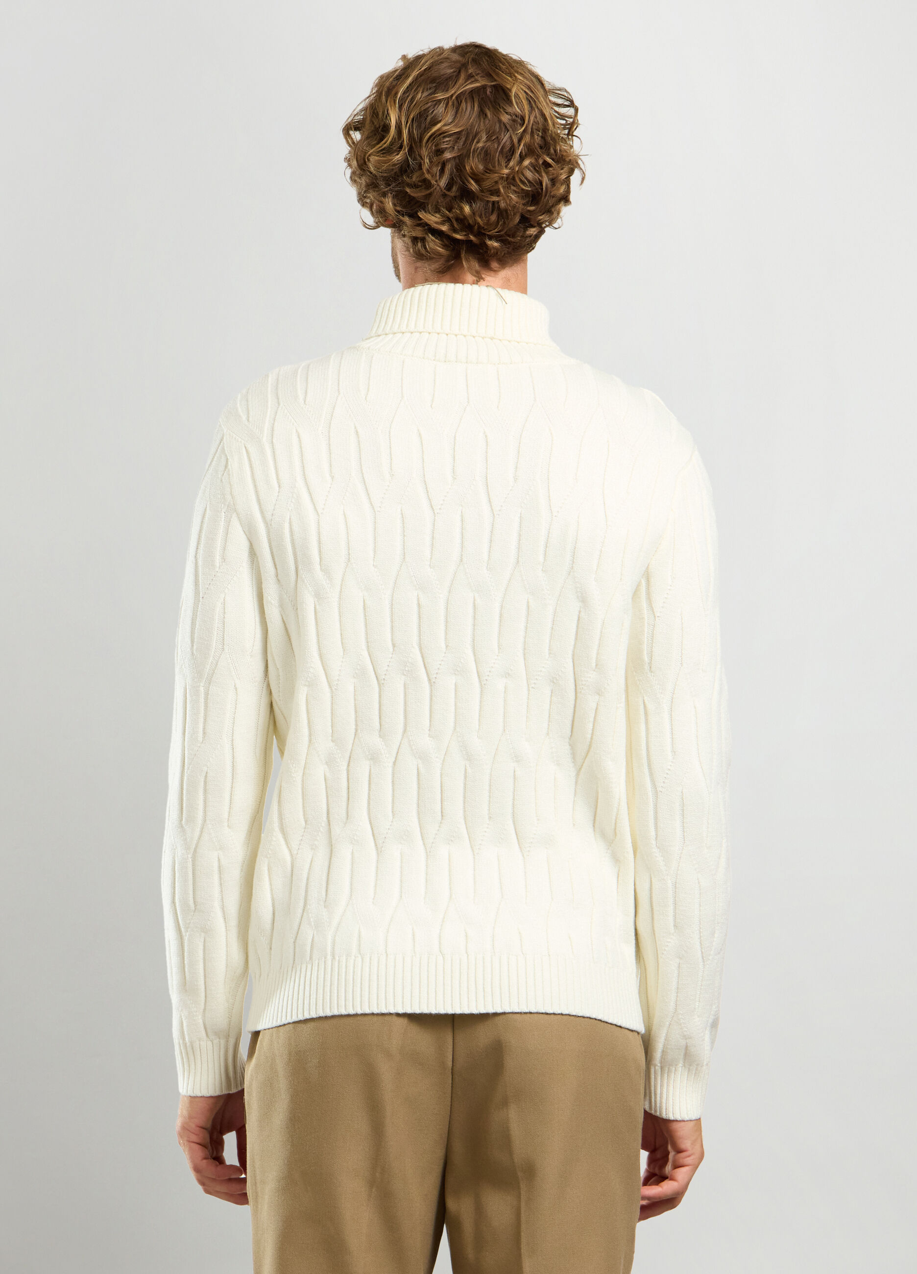 Maglione collo alto a trecce uomo_1