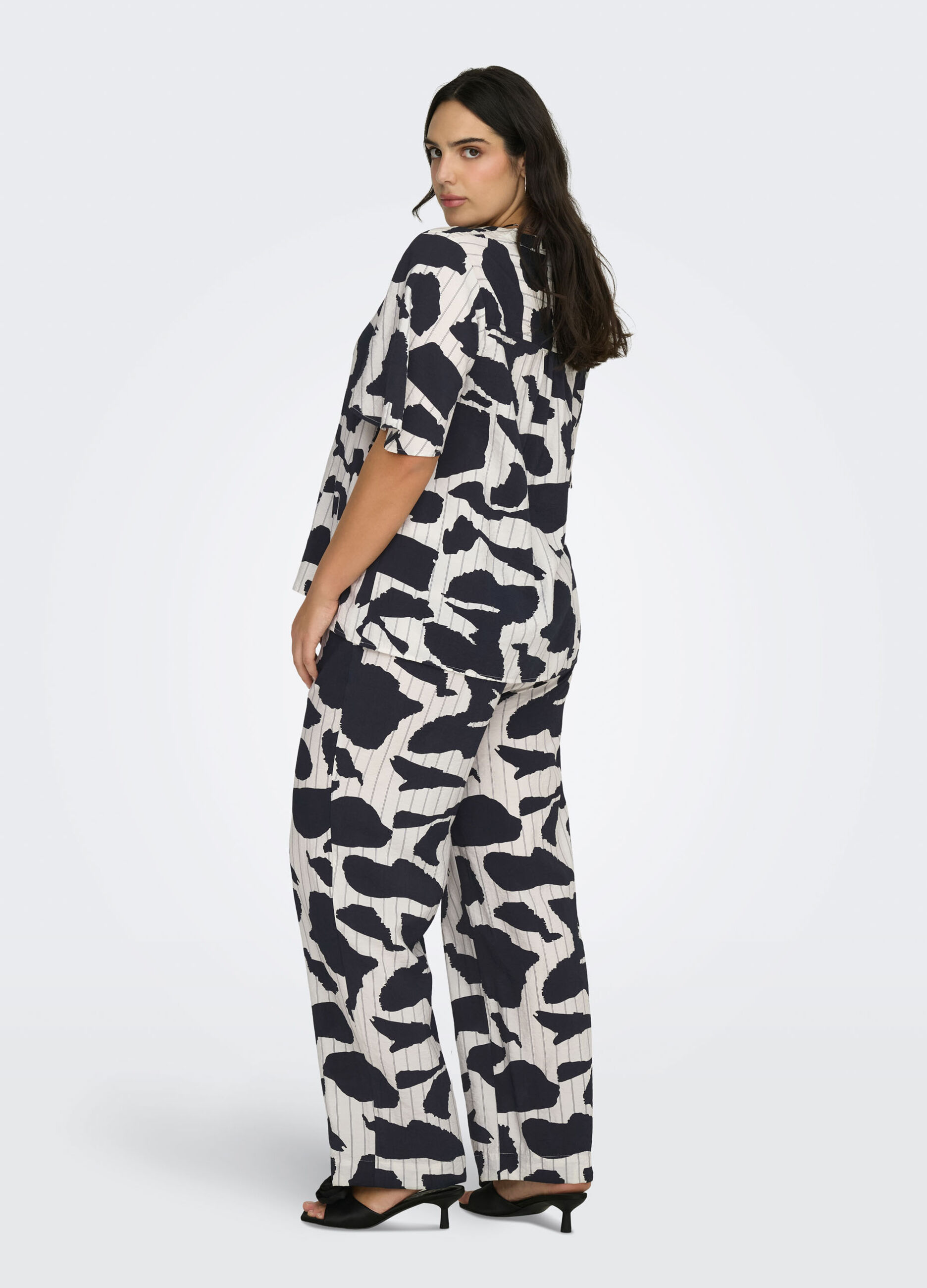 T-shirt con scollo a V_1