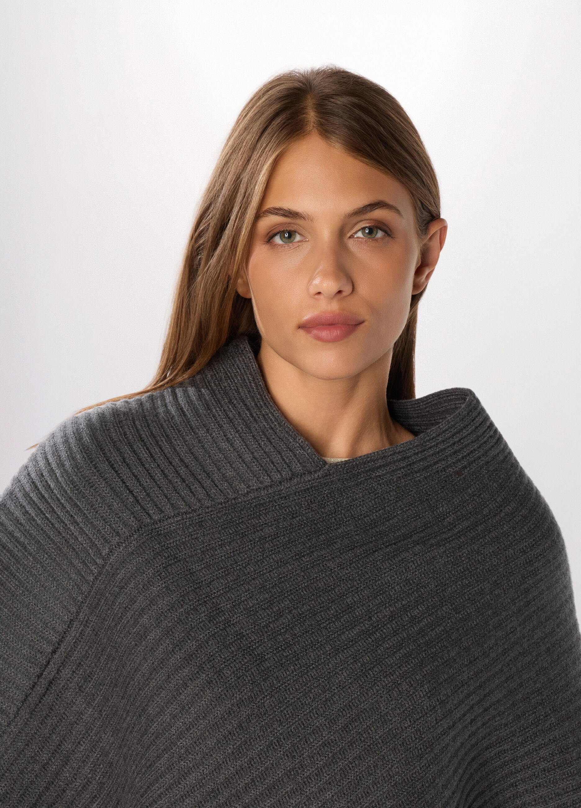 Poncho tricot con lavorazione jacquard donna_2