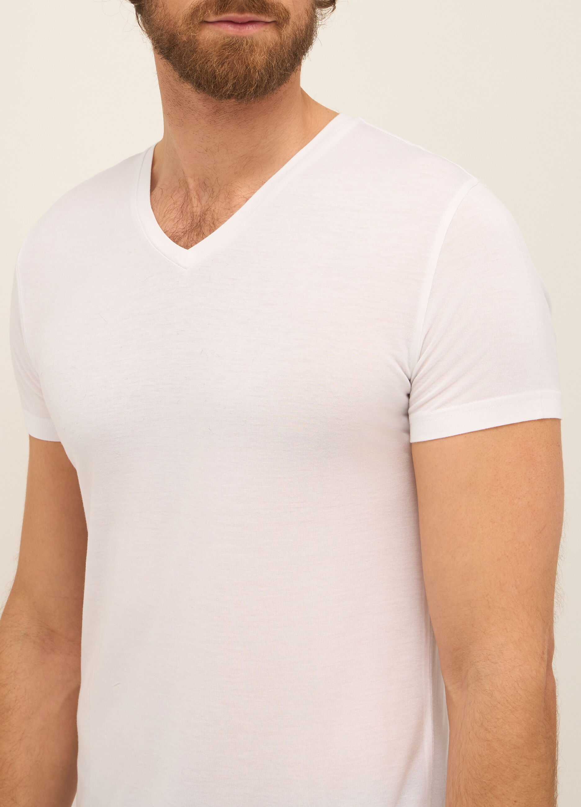 T-shirt collo a V in modal uomo_2