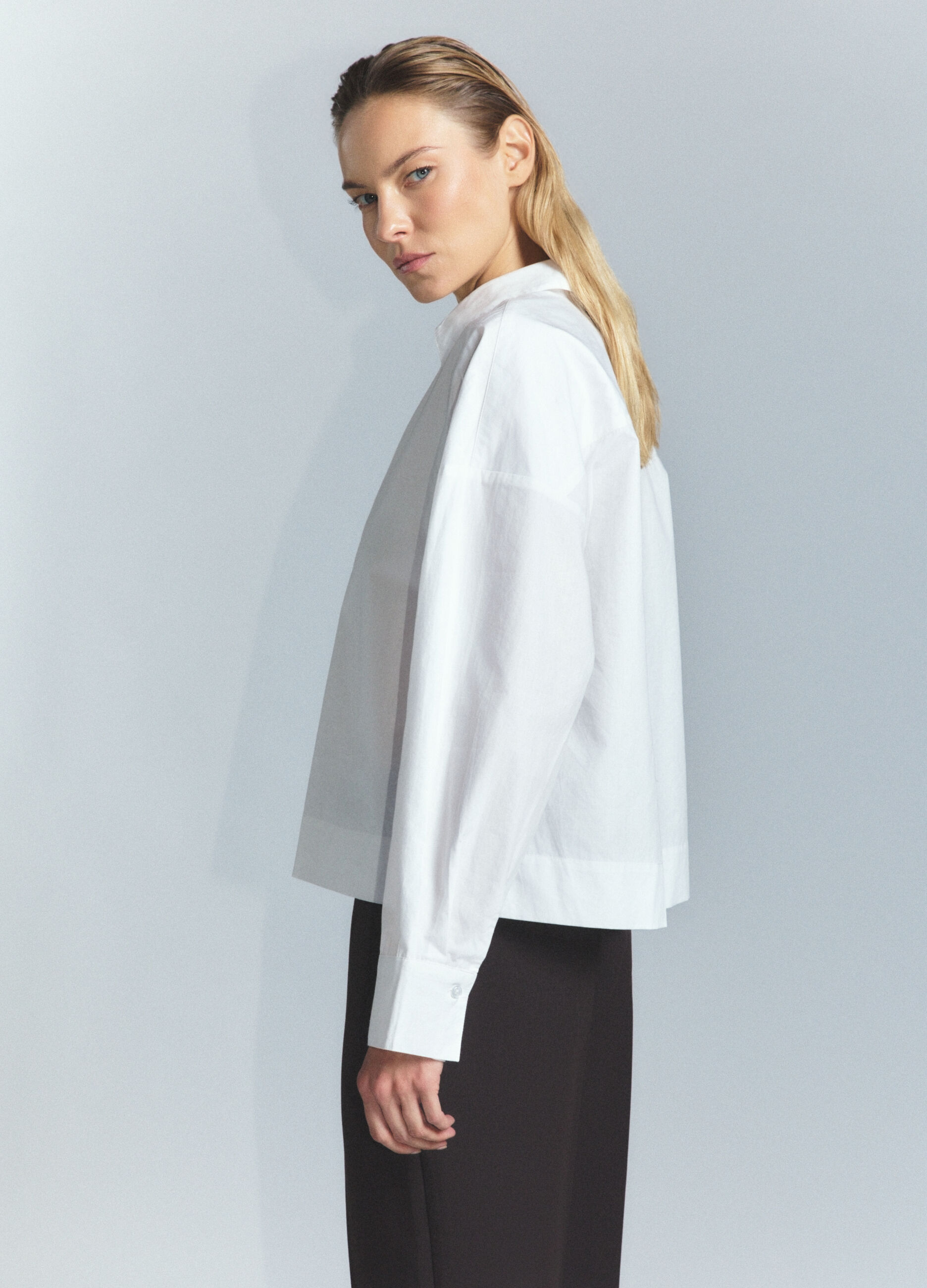 Blusa Fit Regular con scollo a V in popeline di puro cotone donna_3