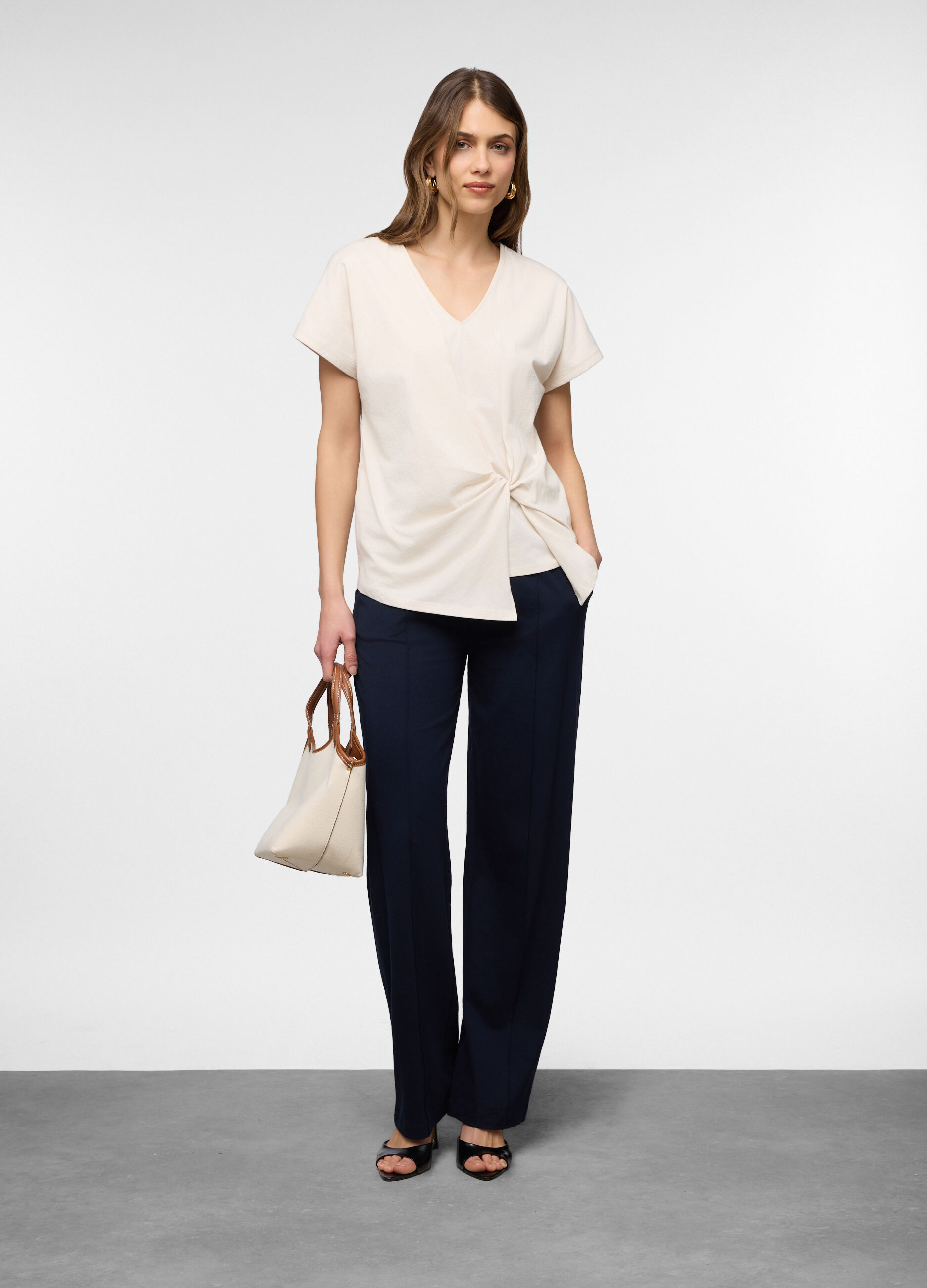 T-shirt con scollo a V donna_0