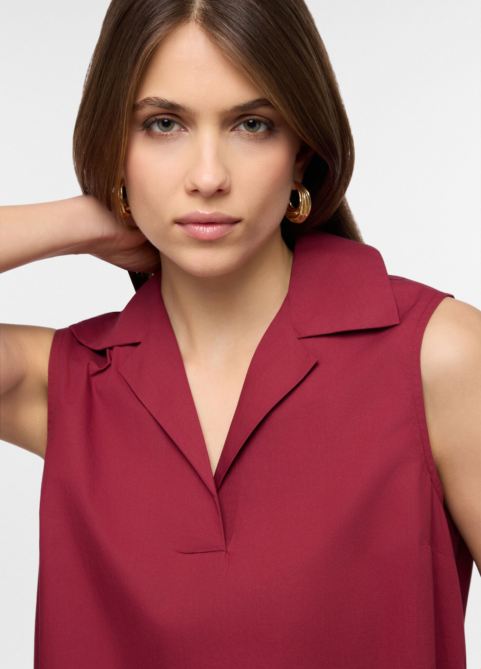 Top smanicato fit wide con scollo a V e colletto in puro cotone donna_2