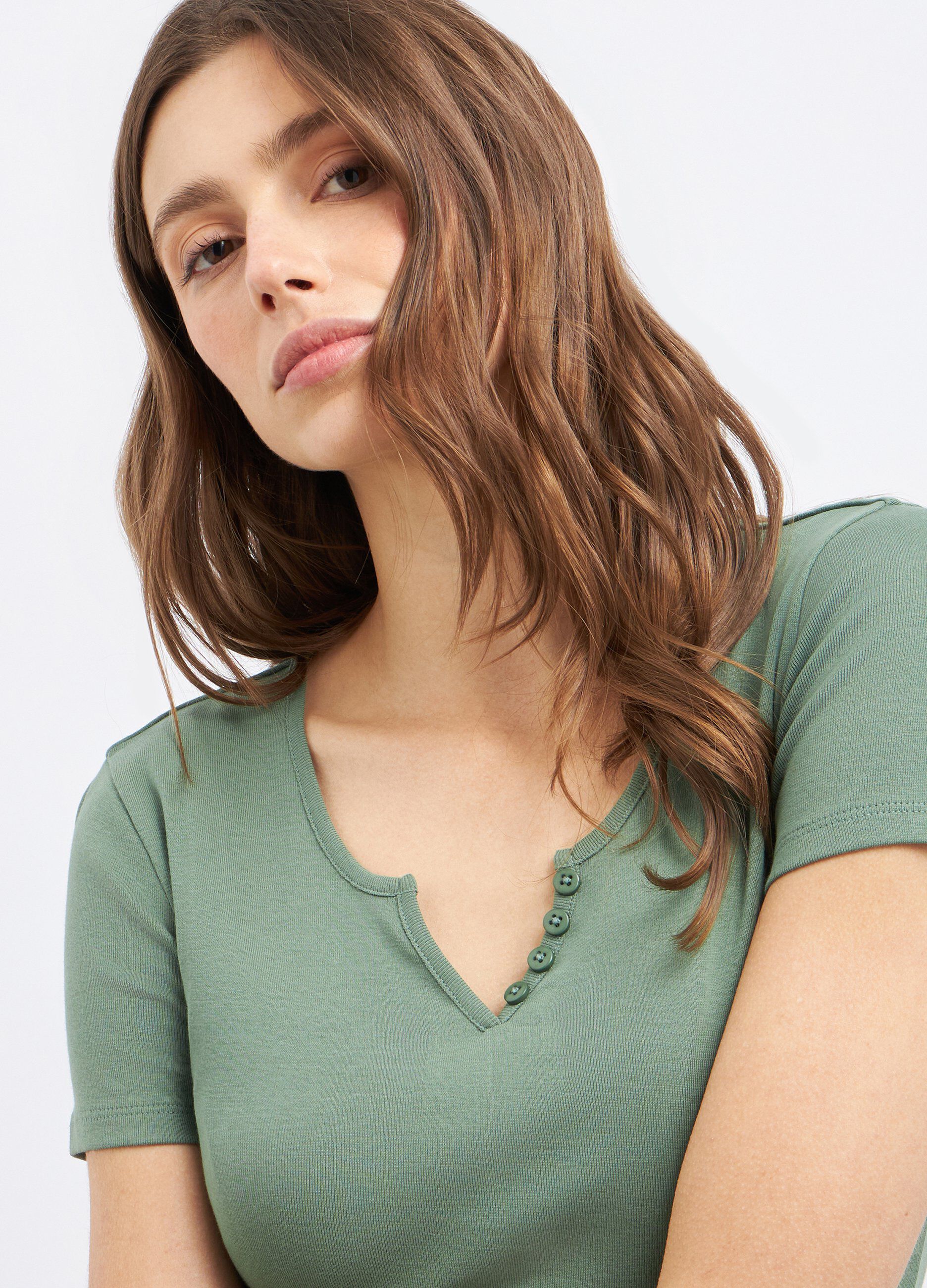 T-shirt con scollo a V e bottoni donna_2