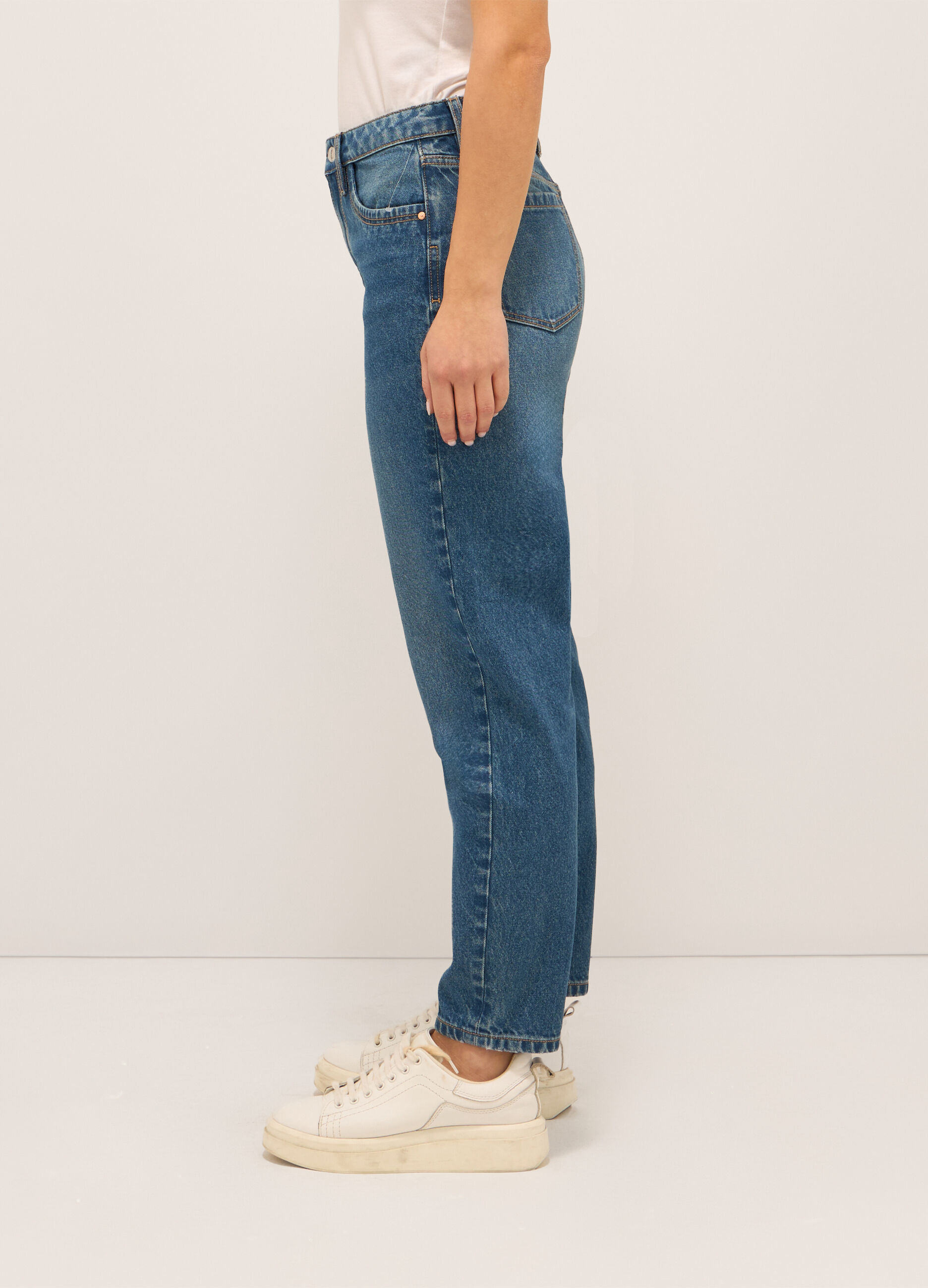 Pantaloni mom fit in denim di puro cotone donna_2