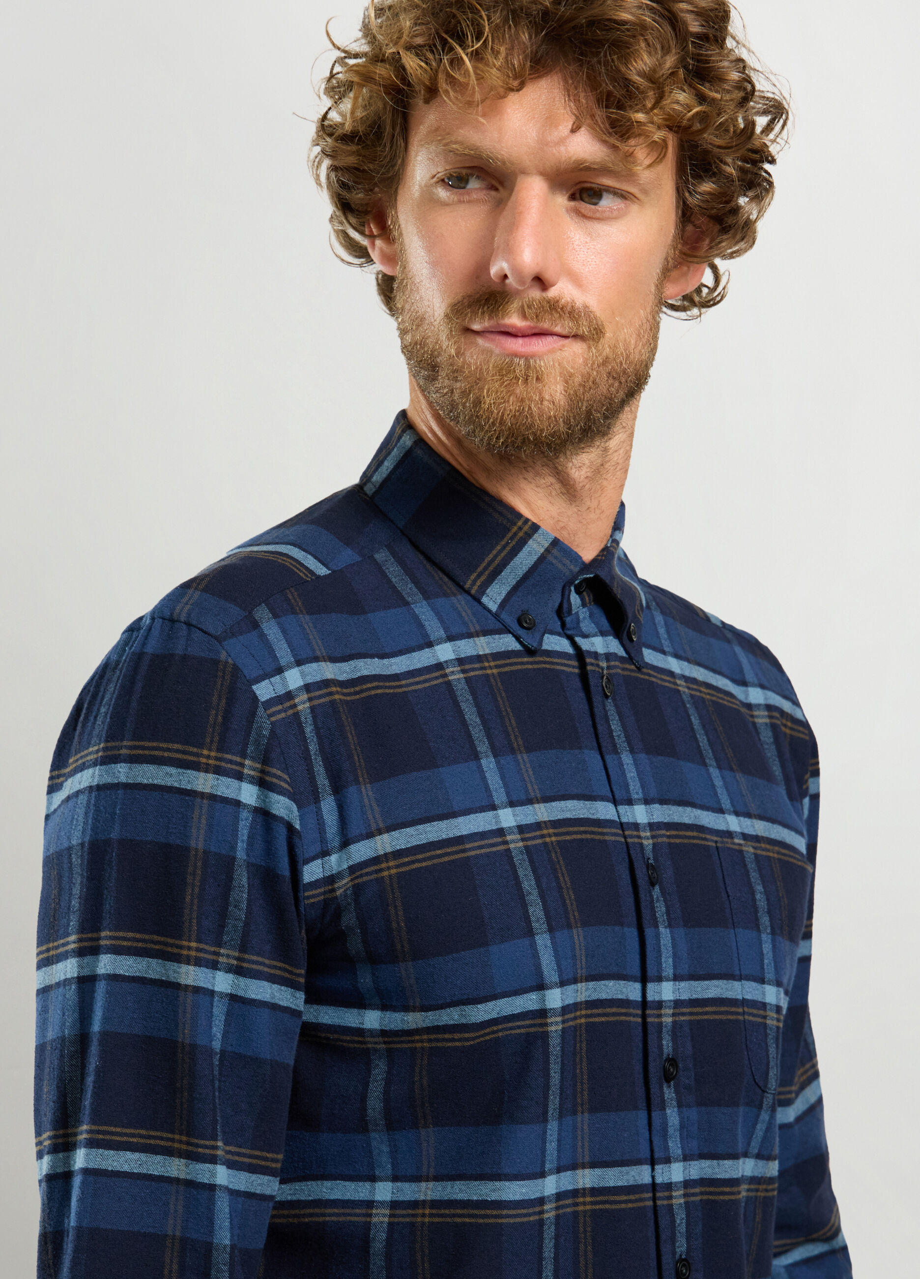 Camicia regular fit con colletto button down in flanella uomo_2