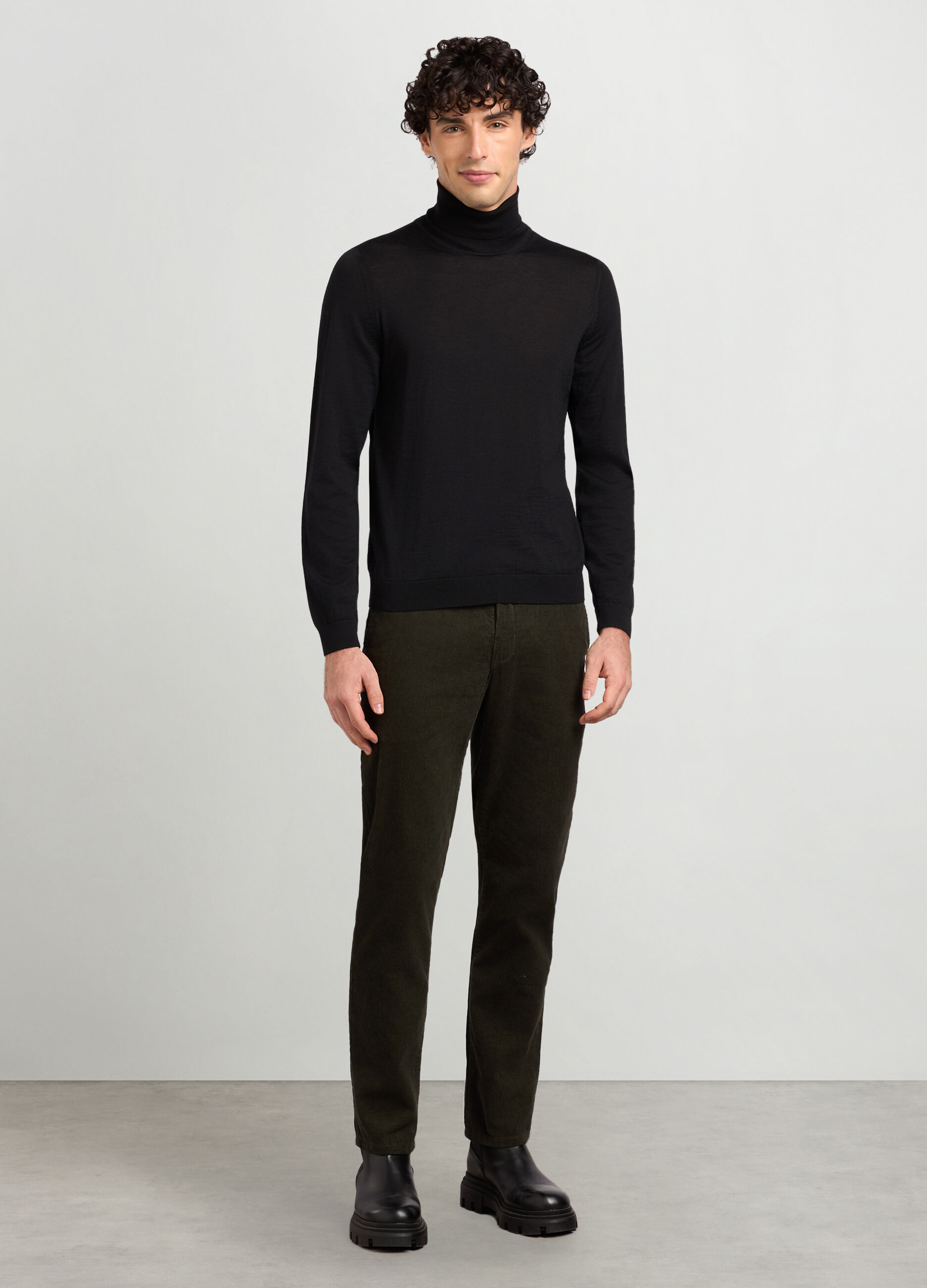 Pantaloni chino regular fit in velluto a coste uomo_0