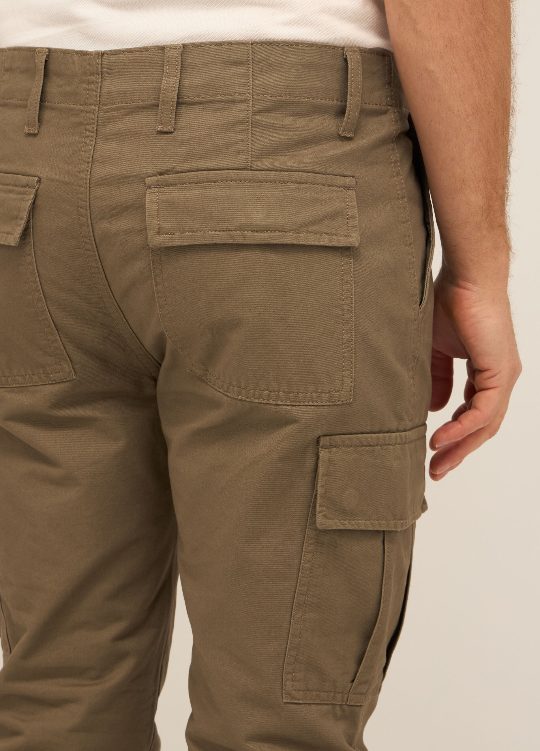 Pantaloni cargo regular fit in puro cotone uomo_2