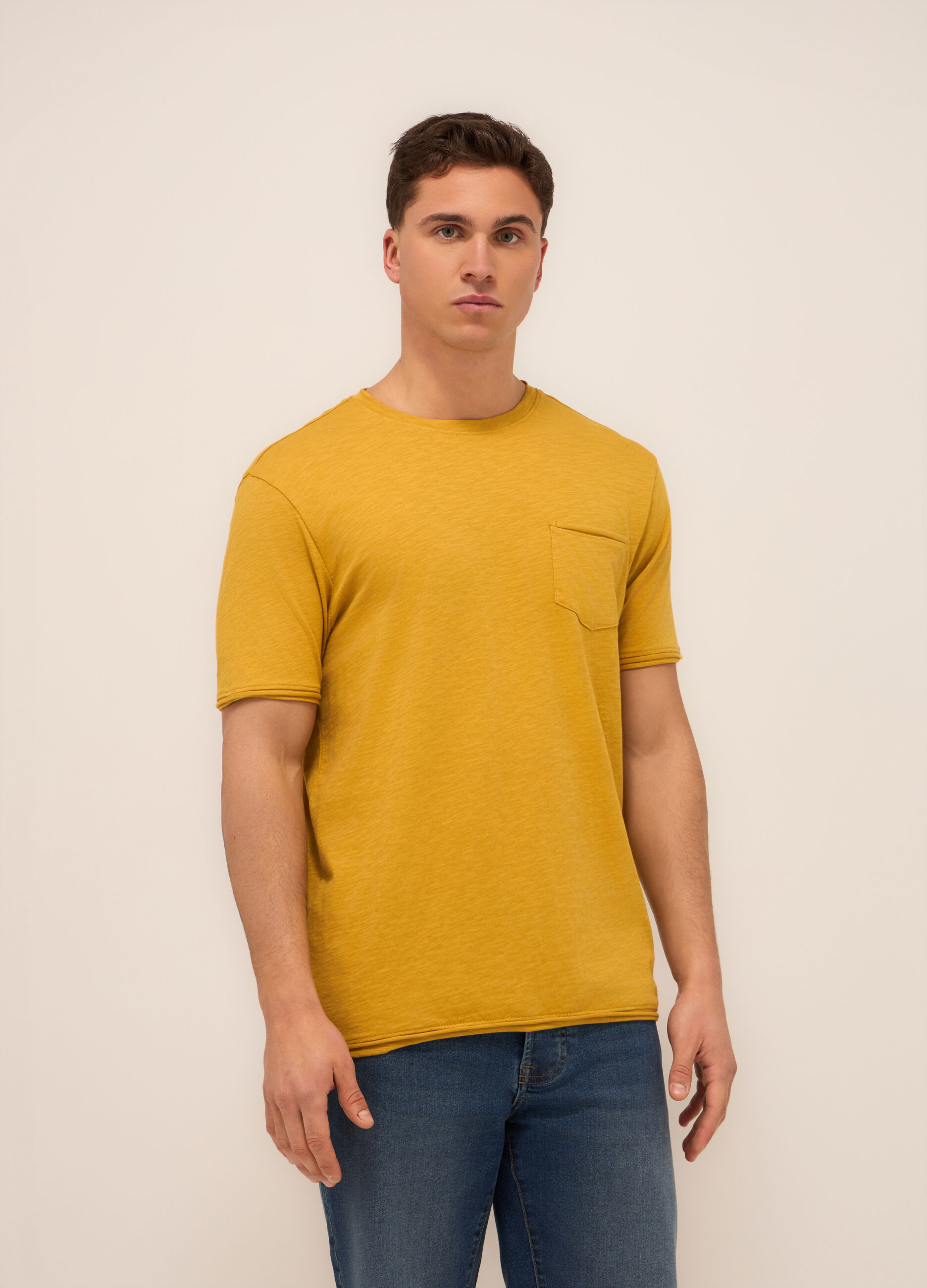 T-shirt girocollo con taschino uomo