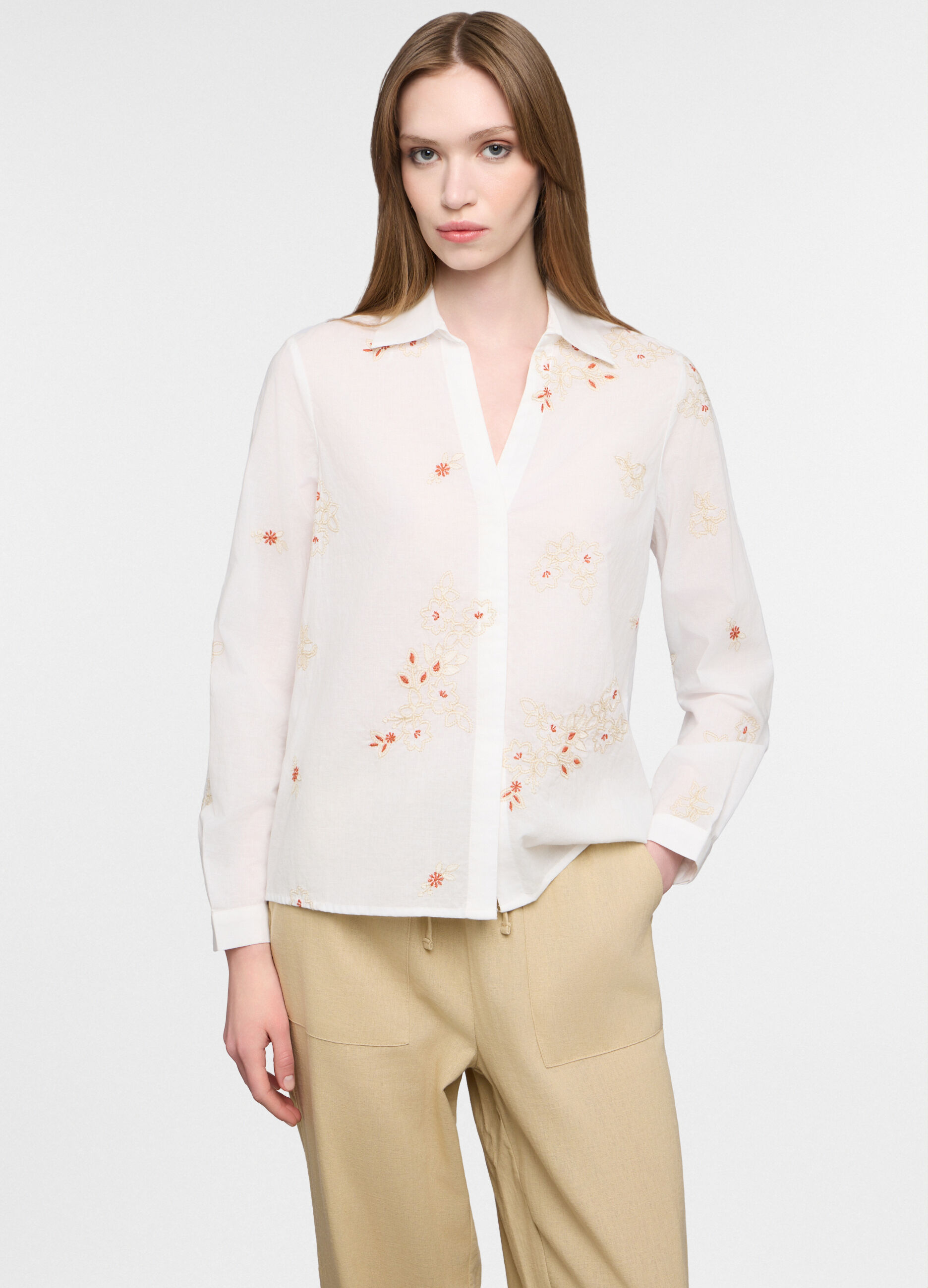 Camicia in puro cotone ricamato con colletto classico donna_0