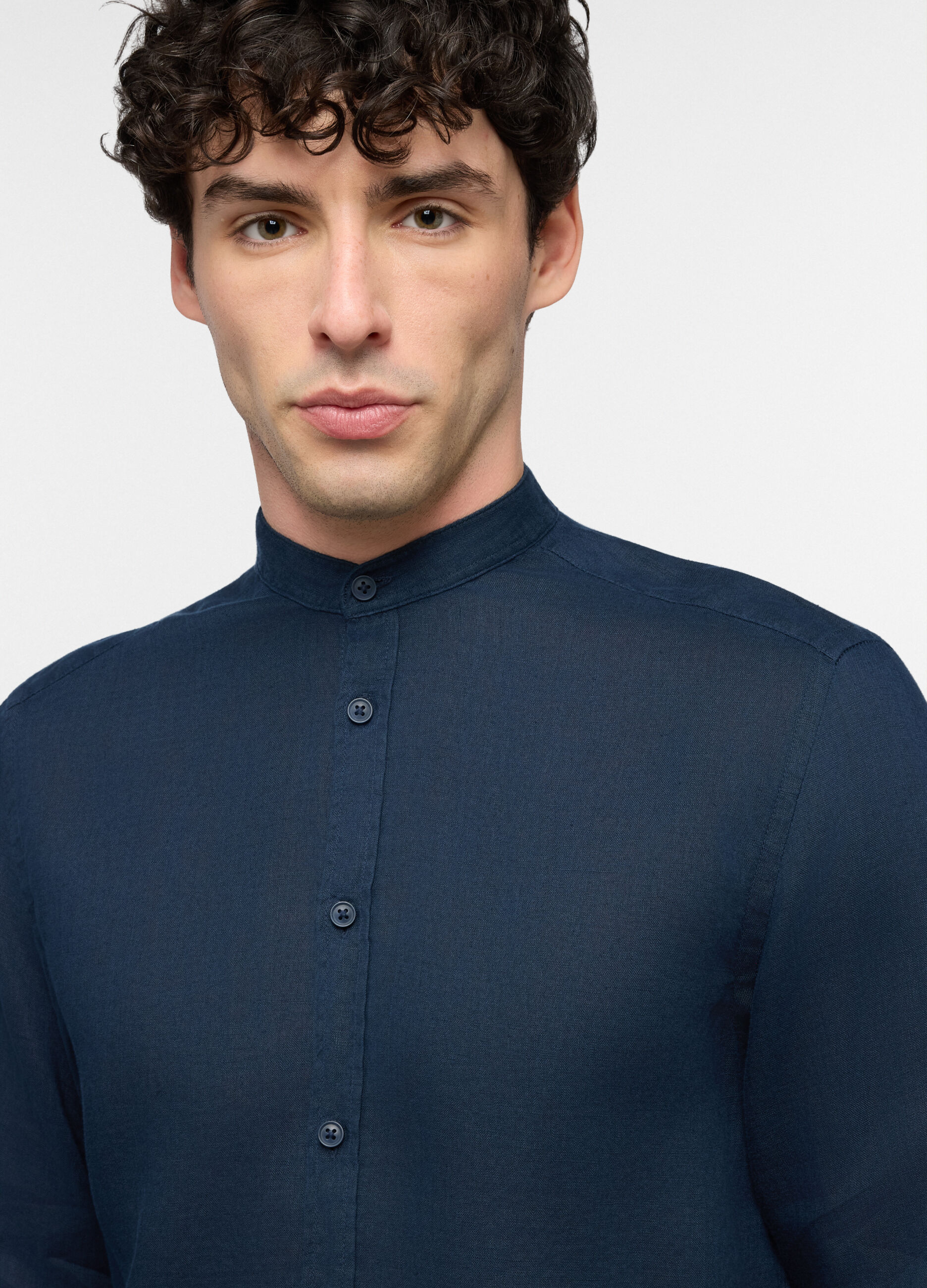 Camicia regular fit con collo coreano in lino uomo_2