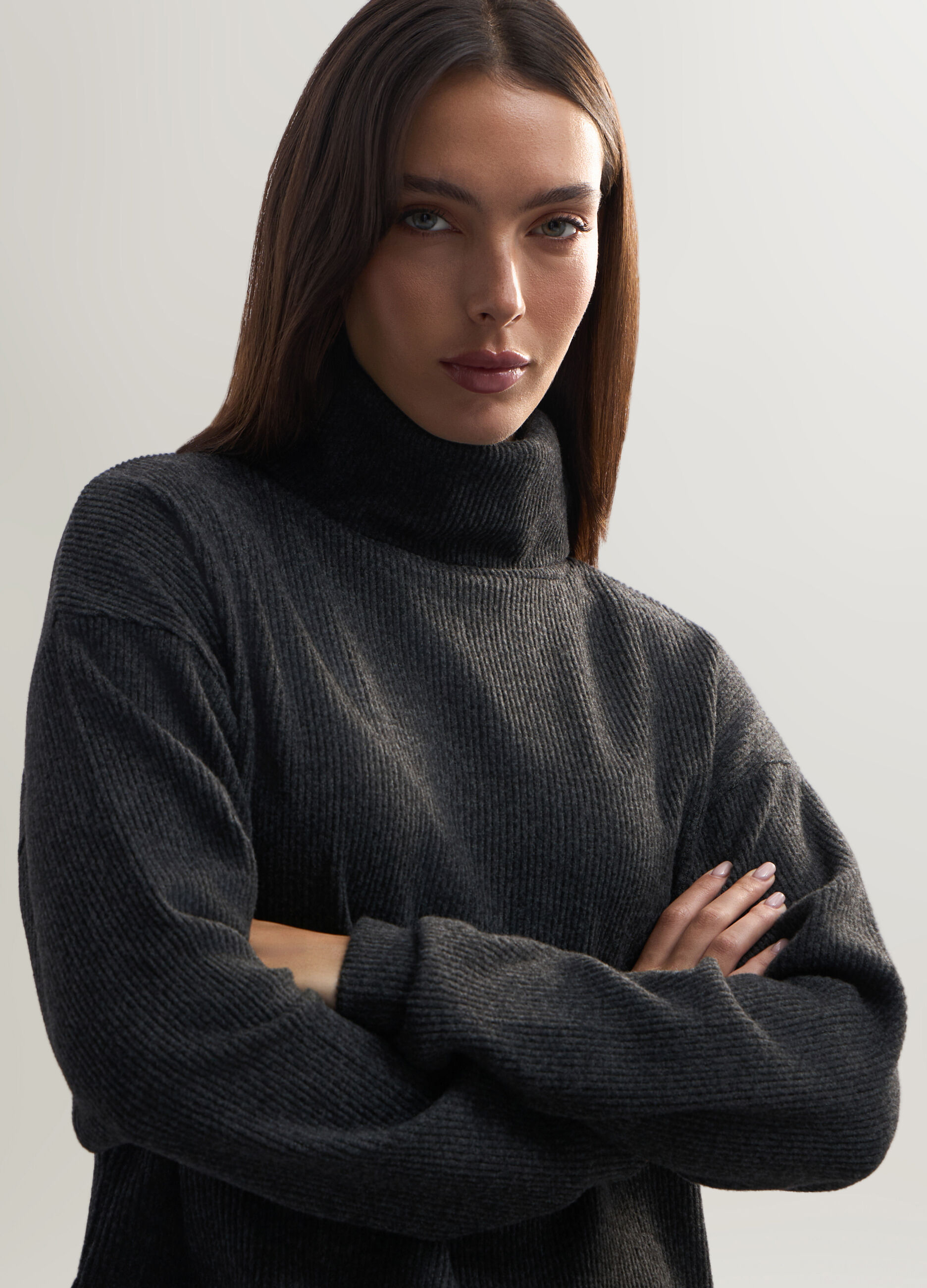Maglione a collo alto in costina stretch donna_2