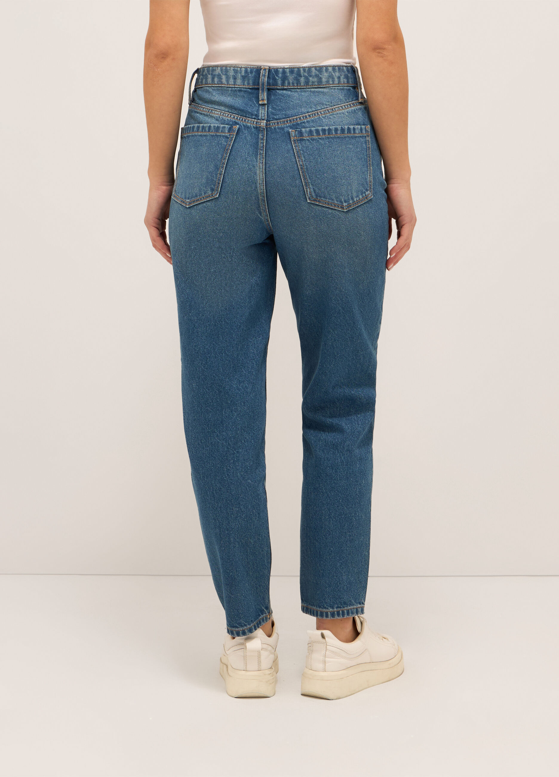Pantaloni mom fit in denim di puro cotone donna_1