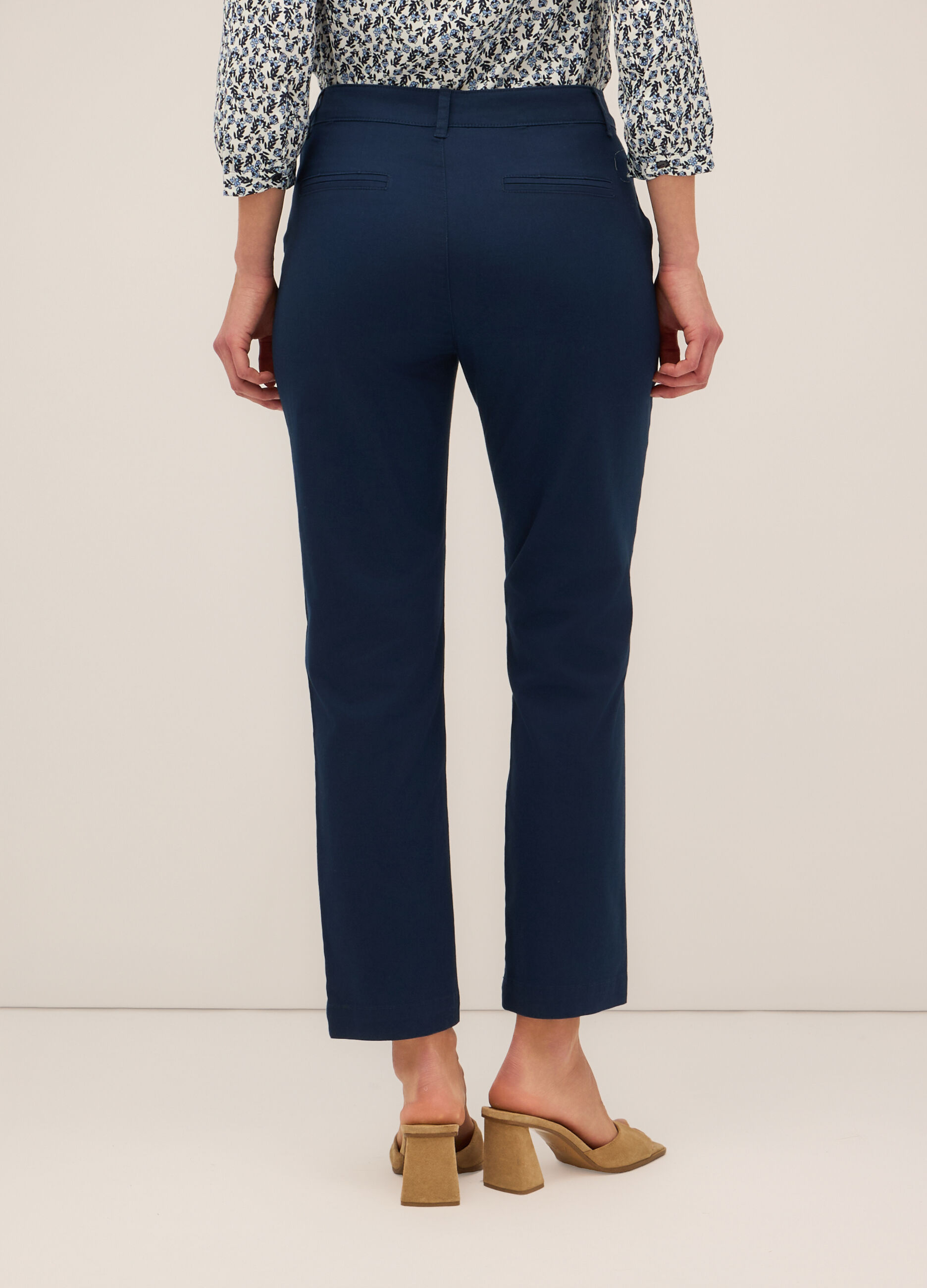 Pantaloni chino in twill di cotone stretch donna_1
