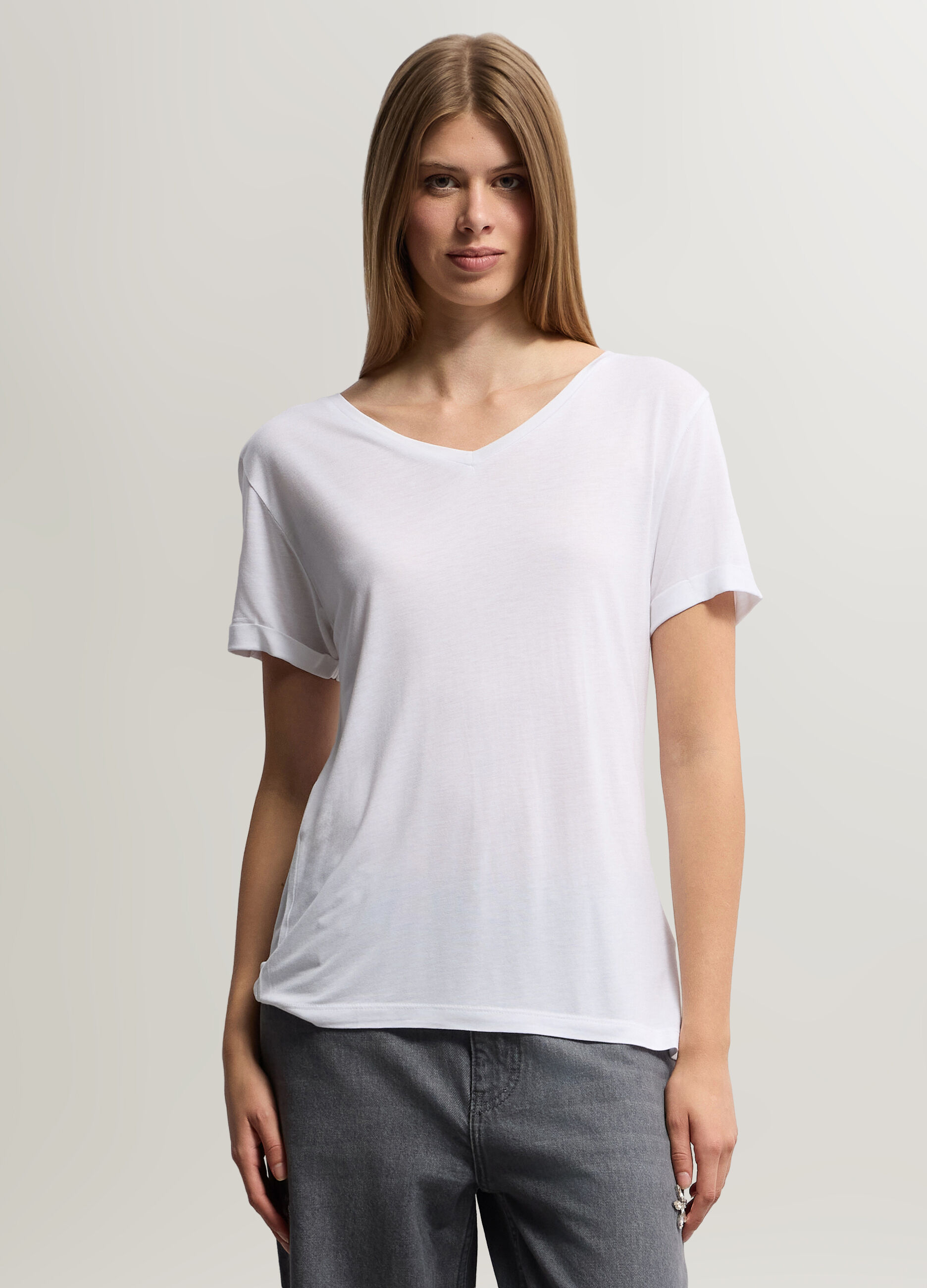 T-shirt con scollo a V donna_0