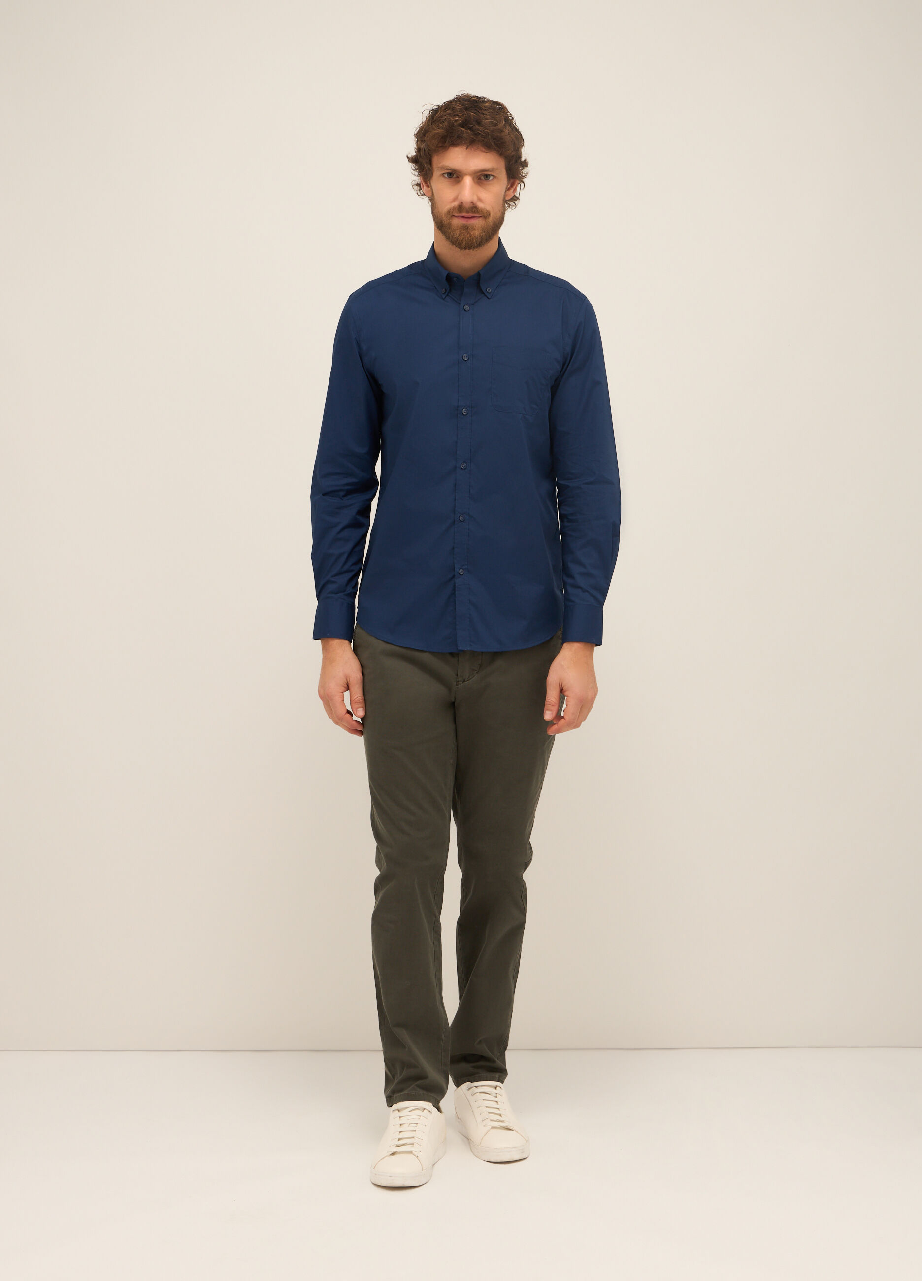 Pantaloni chino regular fit in cotone stretch uomo_0