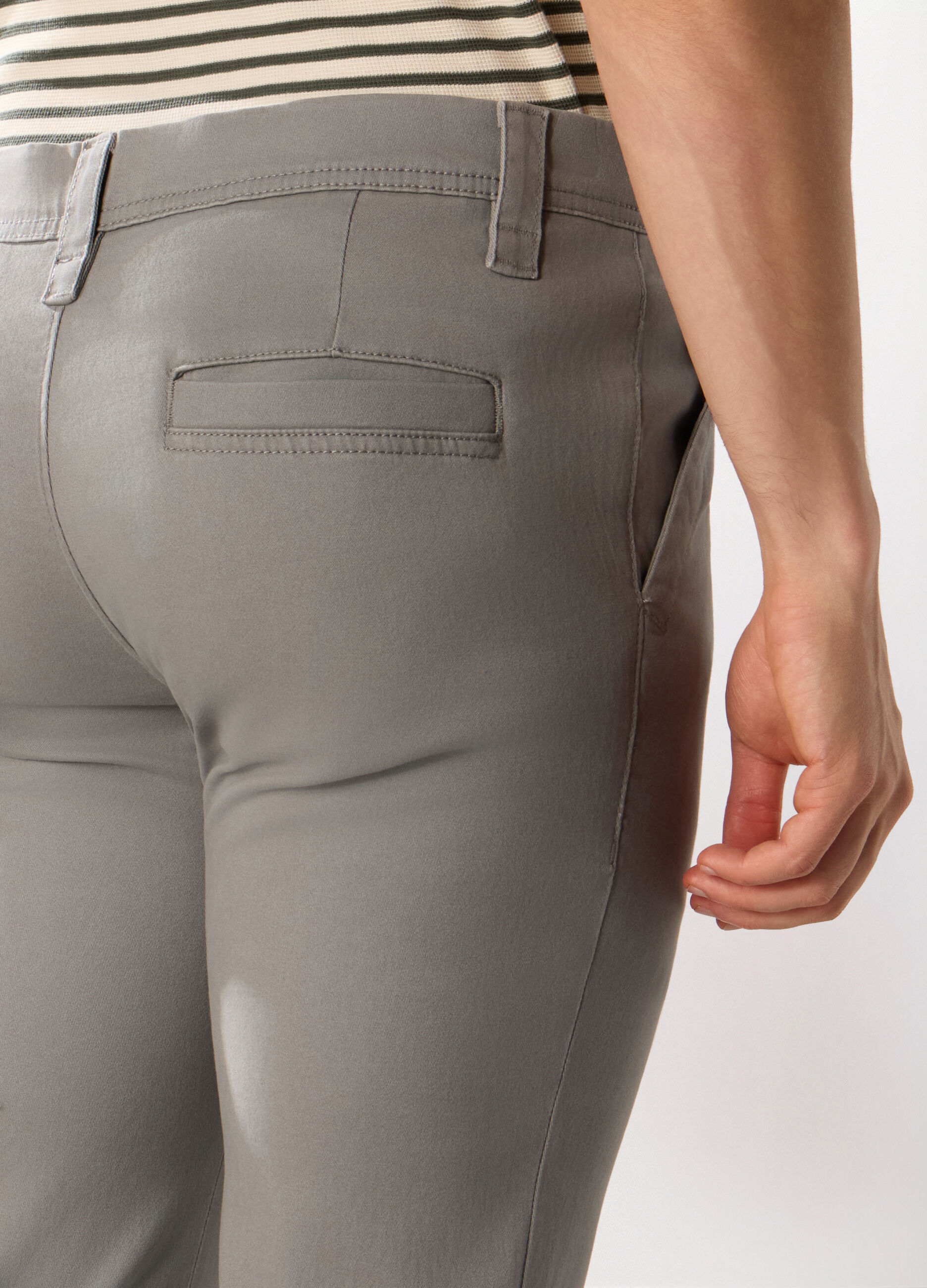 Pantaloni chino slim fit in cotone stretch uomo_2