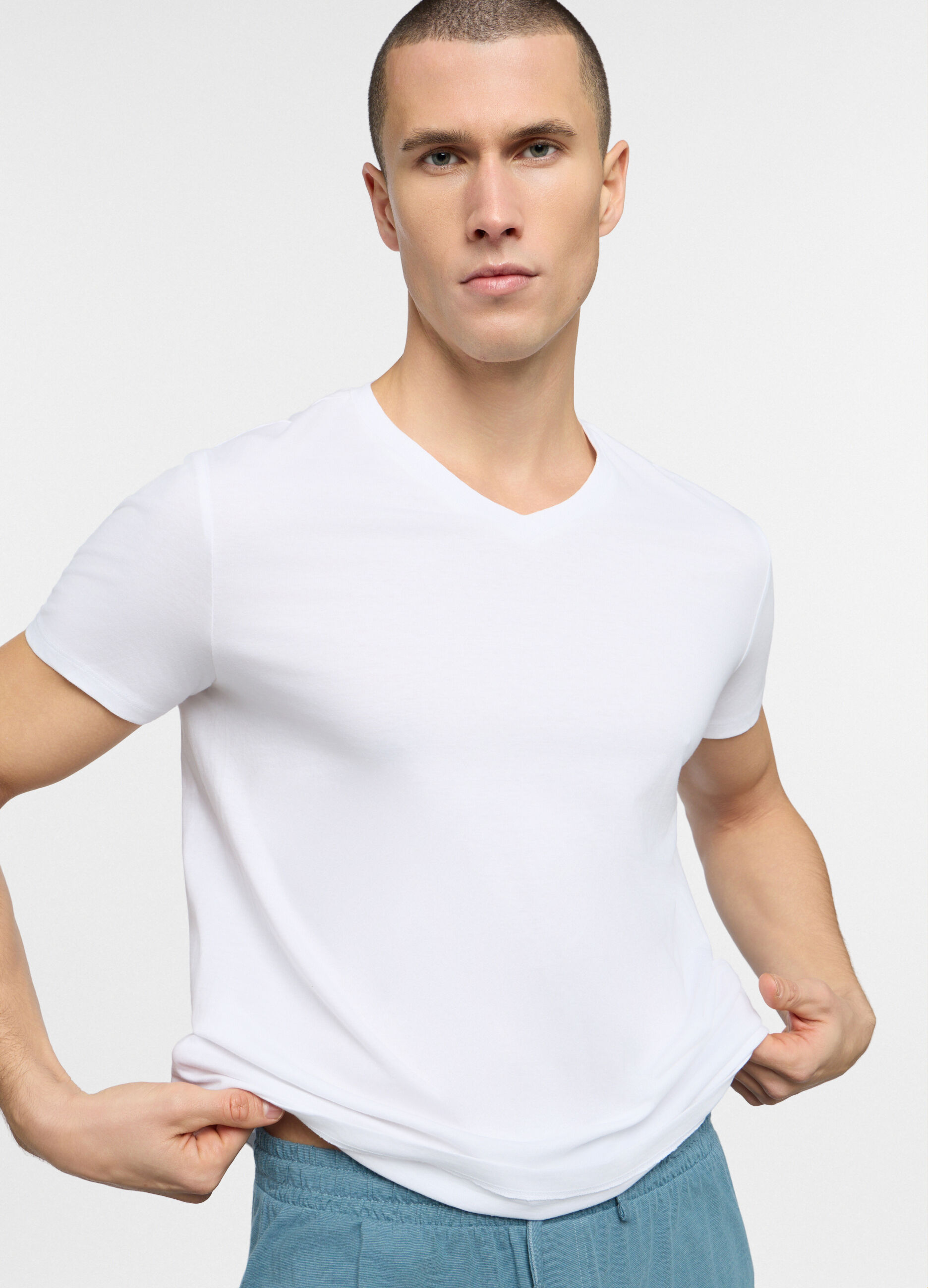 T-shirt scollo a V in jersey di puro cotone uomo_2