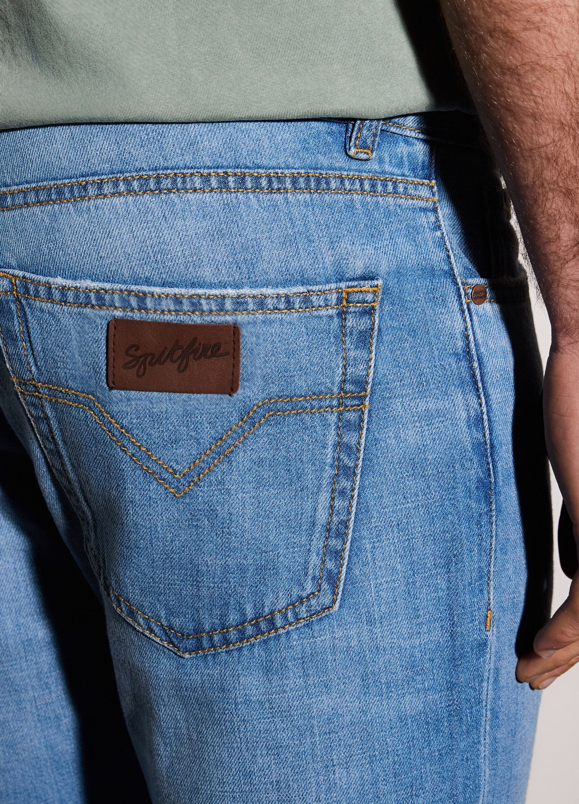 Jeans regular fit in denim di cotone e lino uomo_3