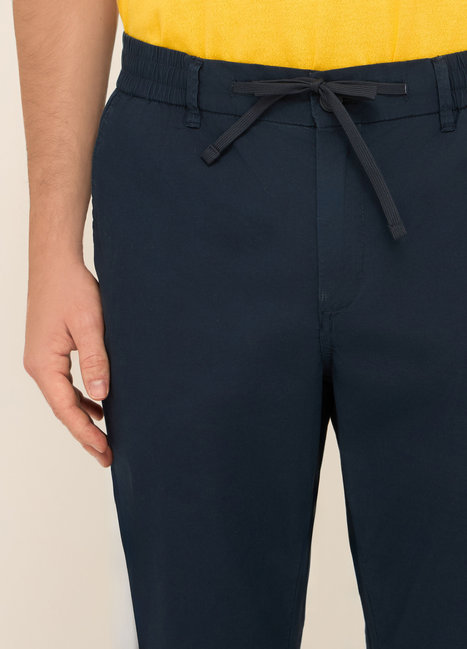Pantaloni chino in cotone stretch con coulisse uomo_2