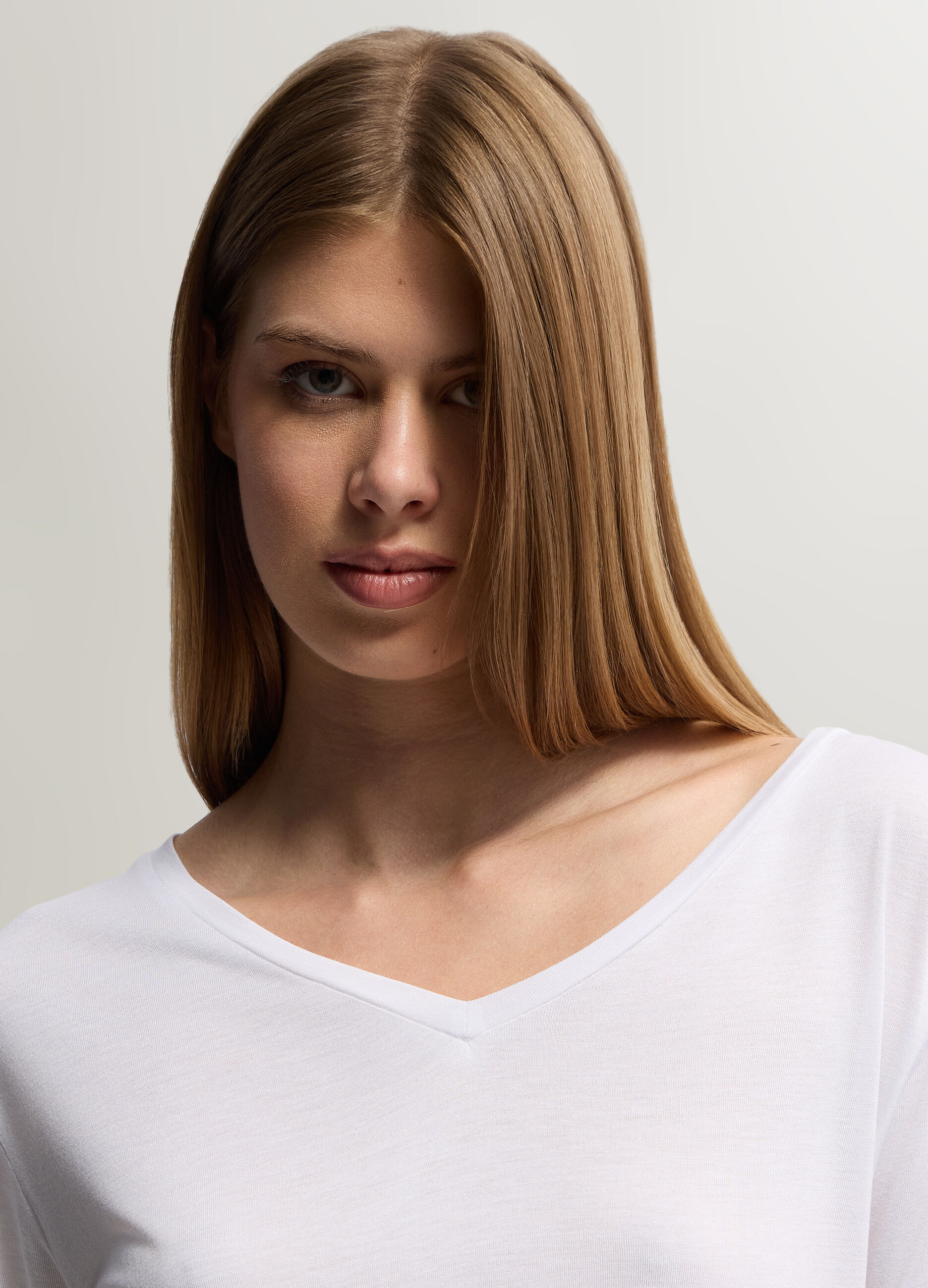 T-shirt con scollo a V donna_2